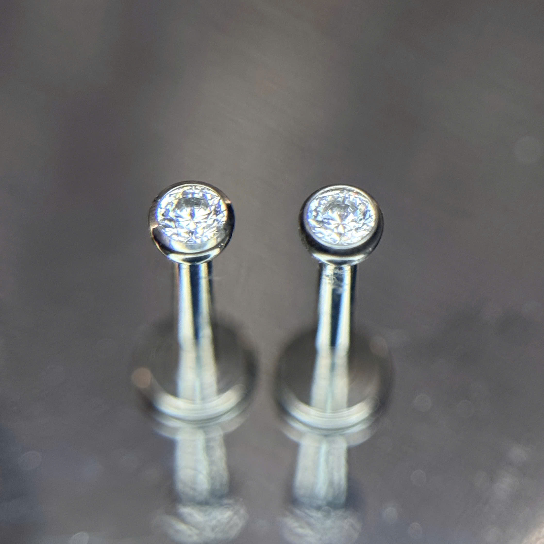 khuyên kiểu titan kim cương đít dẹt dán size 2.5_thumbnail_1