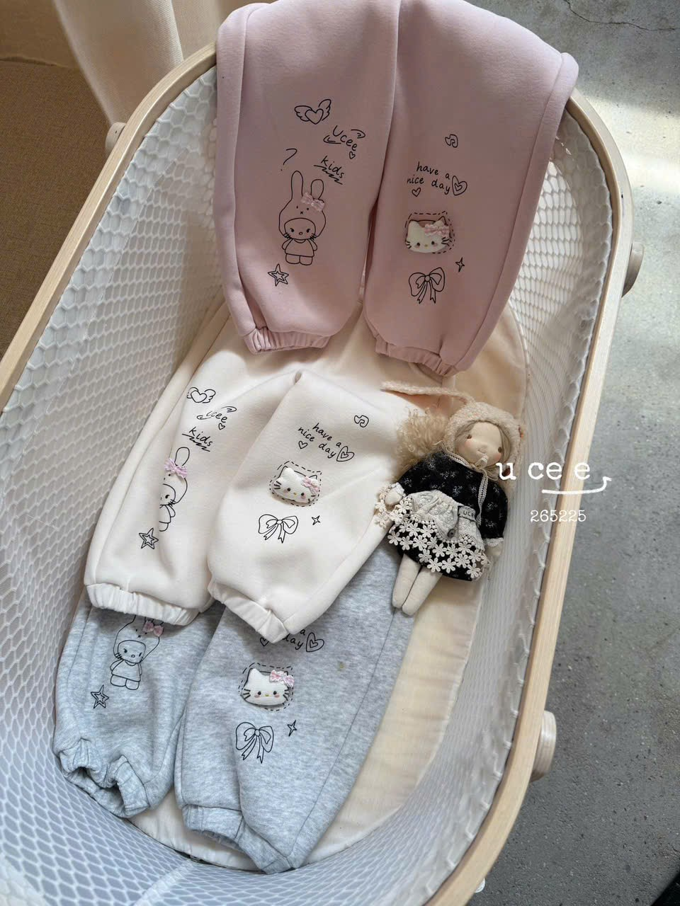 (Q231) Quần nỉ màu kem in hình đính kitty