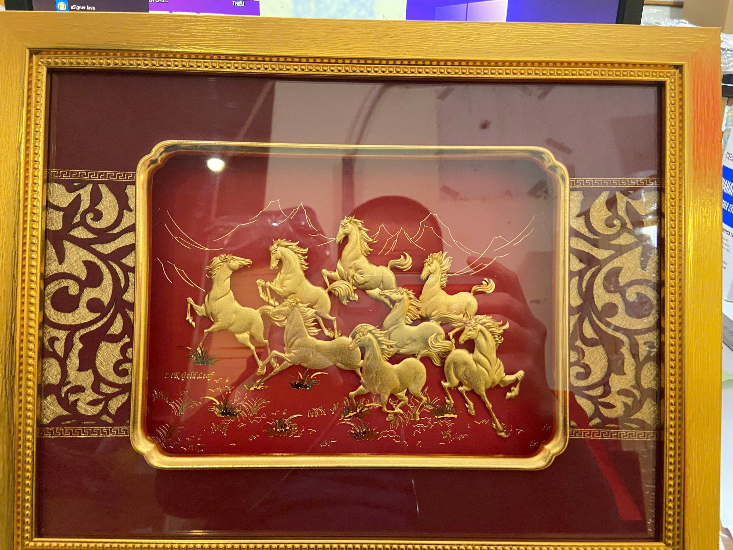 Tranh ngựa bát mã nền đỏ mạ vàng 24K KT 32X 25CM_thumbnail_2