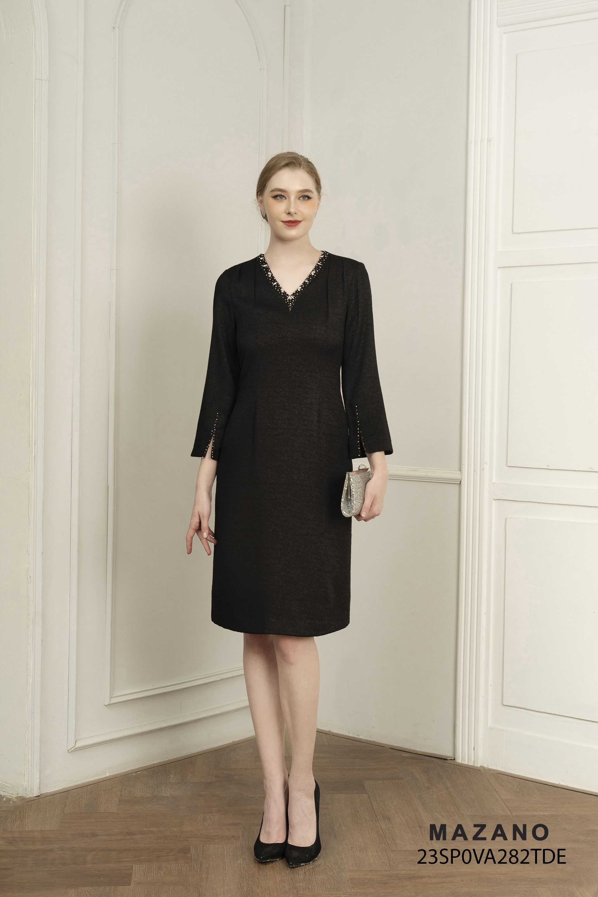 Đầm suông đen dự tiệc cổ V đính trang trí