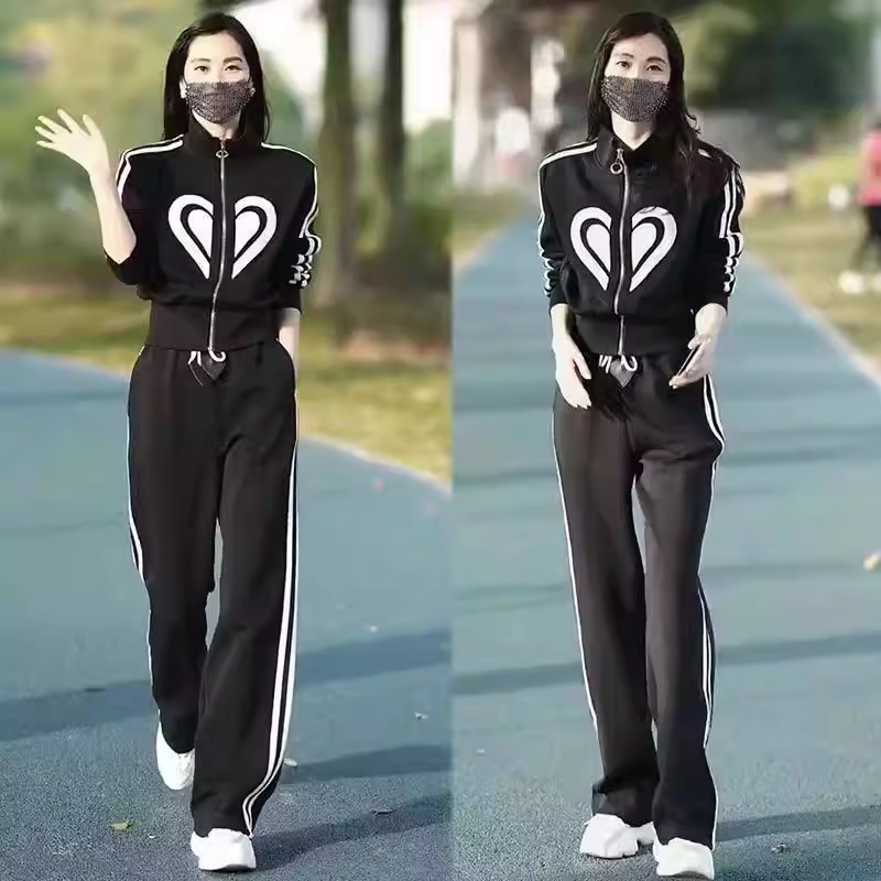 Set Đồ Thể Thao Nữ Trắng Hình Trái Tim – Áo Khoác Zip + Quần Dài Sọc Hai Bên – Phong Cách Năng Động Hàn Quốc