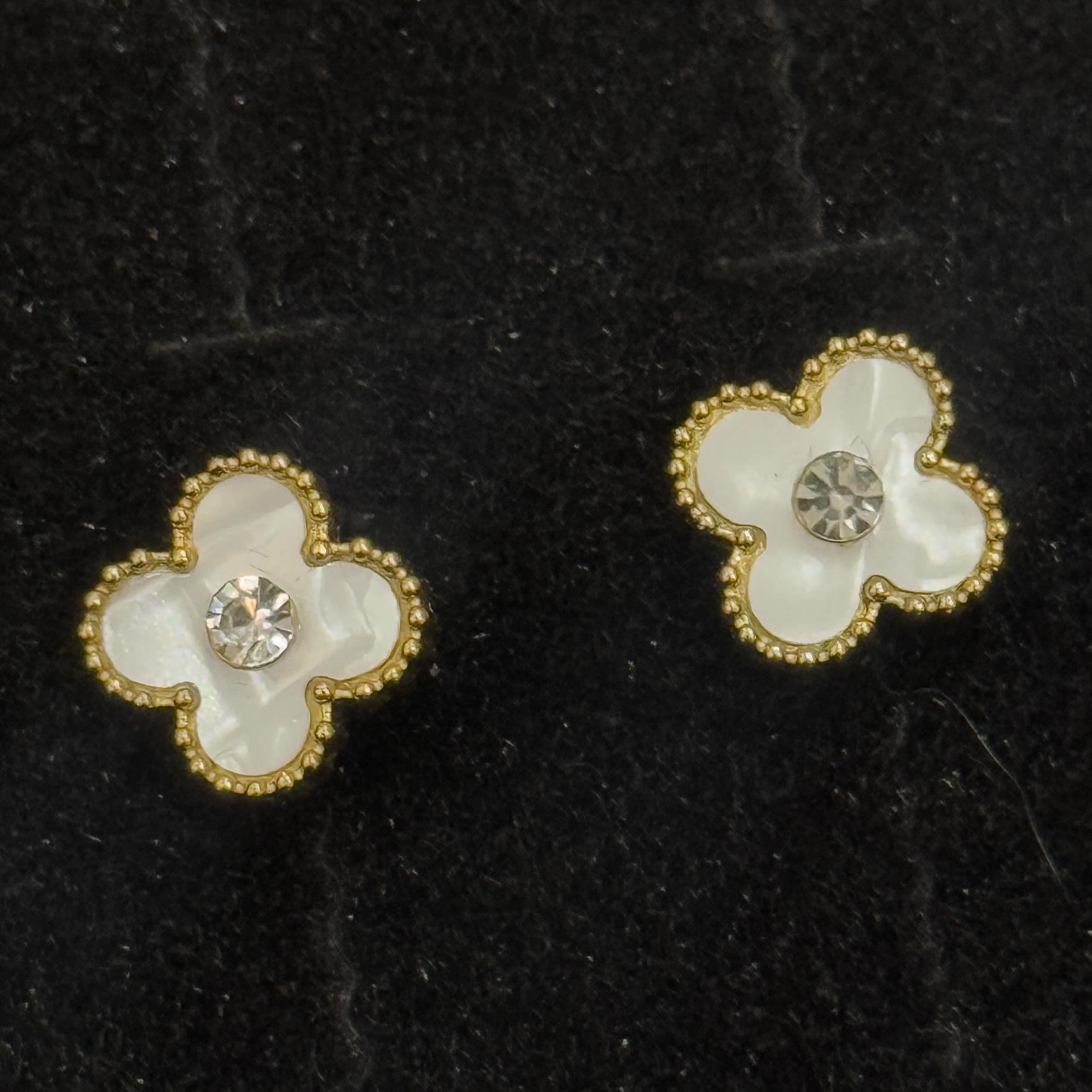 khuyên kiểu cặp titan vancleef hoa trắng nhuỵ kim cương bi vàng_thumbnail_1