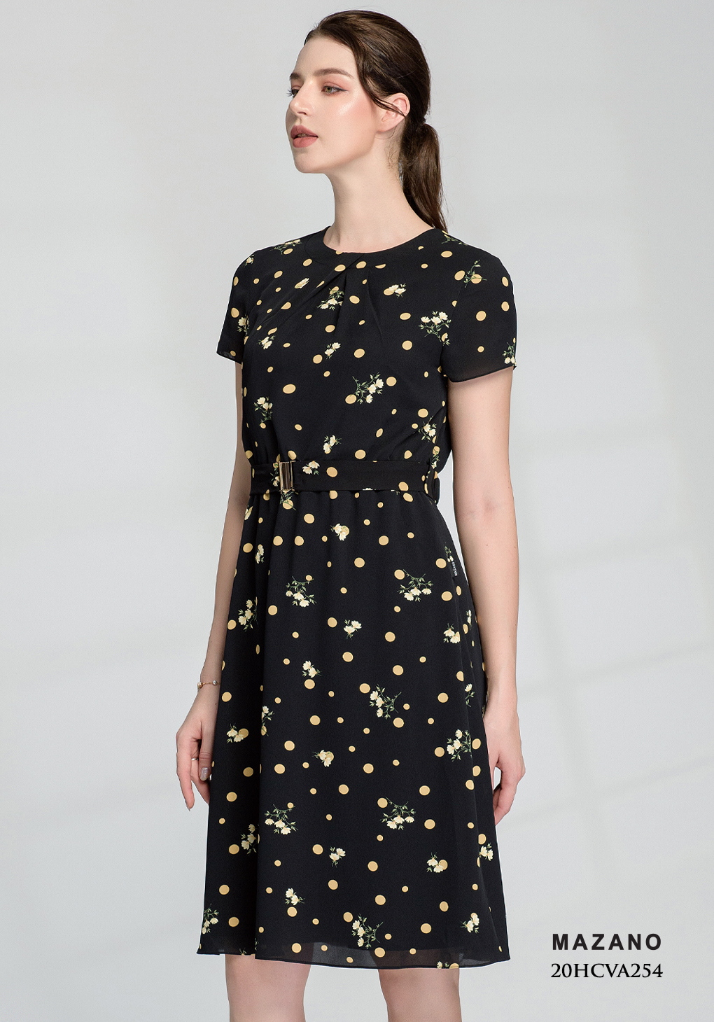 Đầm đen suông họa tiết chấm bi hoa vàng