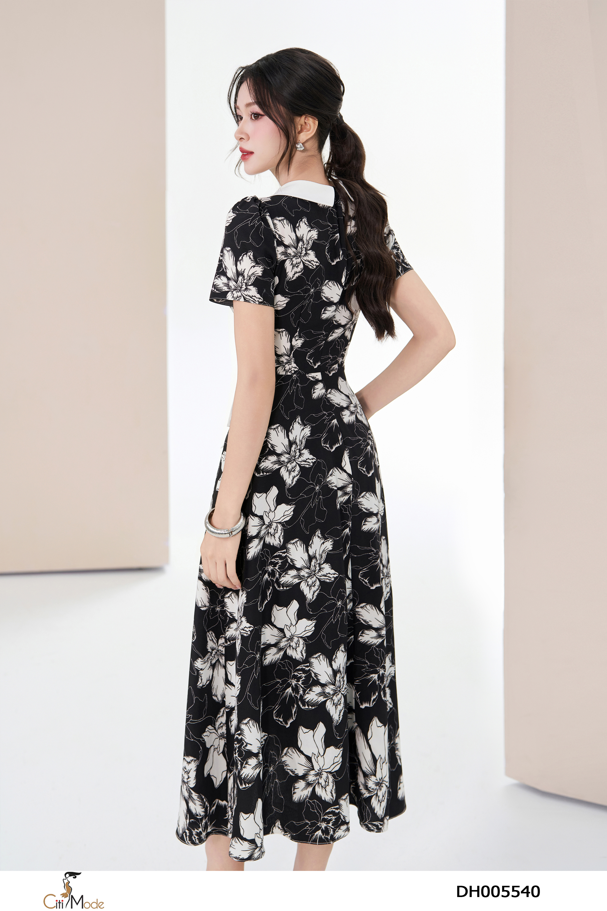 Đầm xòe đen hoa nổi cổ sen thắt đai eo