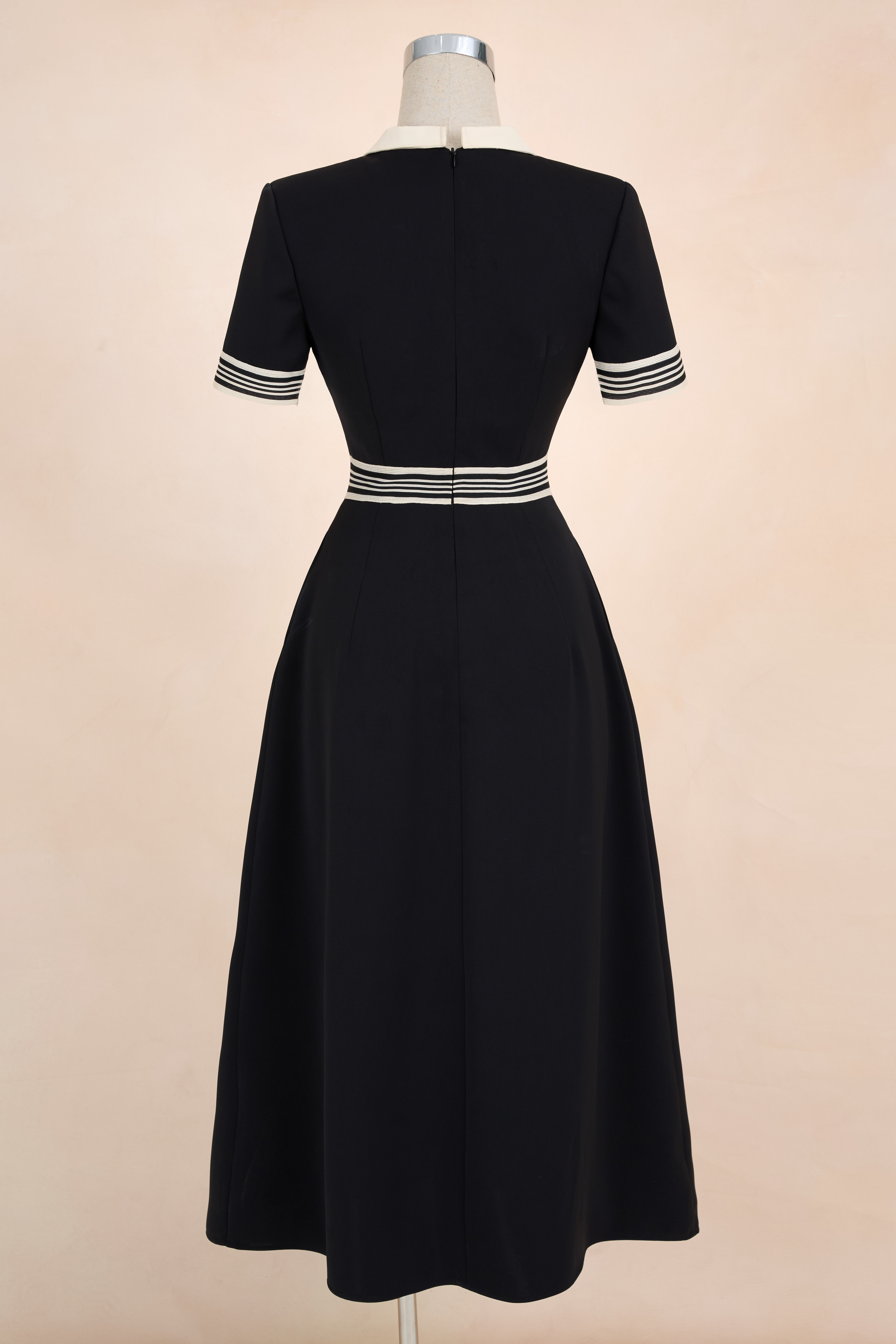 Đầm Suông Viền Trắng Tag Nơ