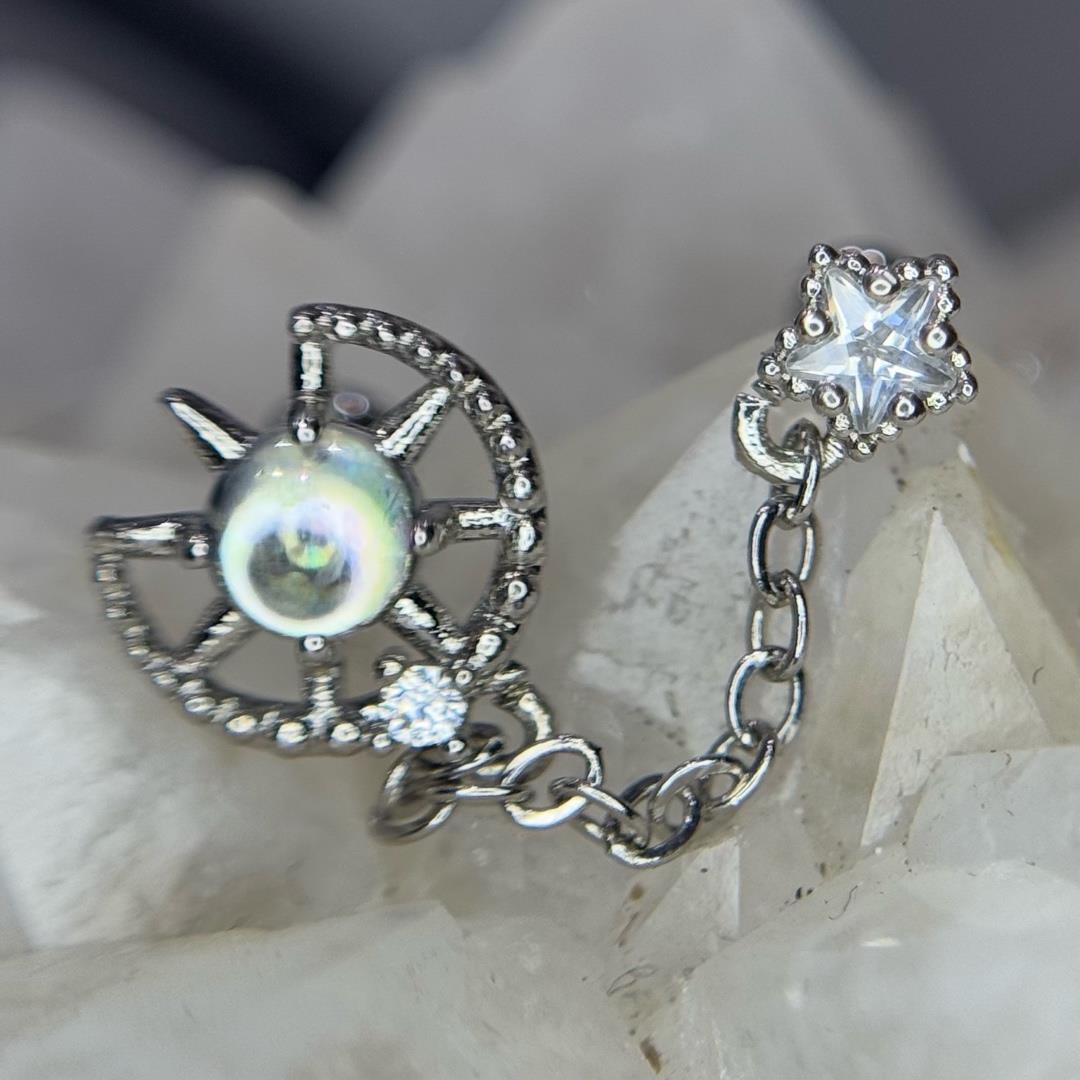 Khuyên kiểu xích mặt tròn kim cương màu.