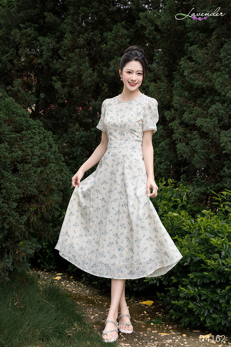 Đầm trắng tay ngắn hoa thêu cổ ren D4162