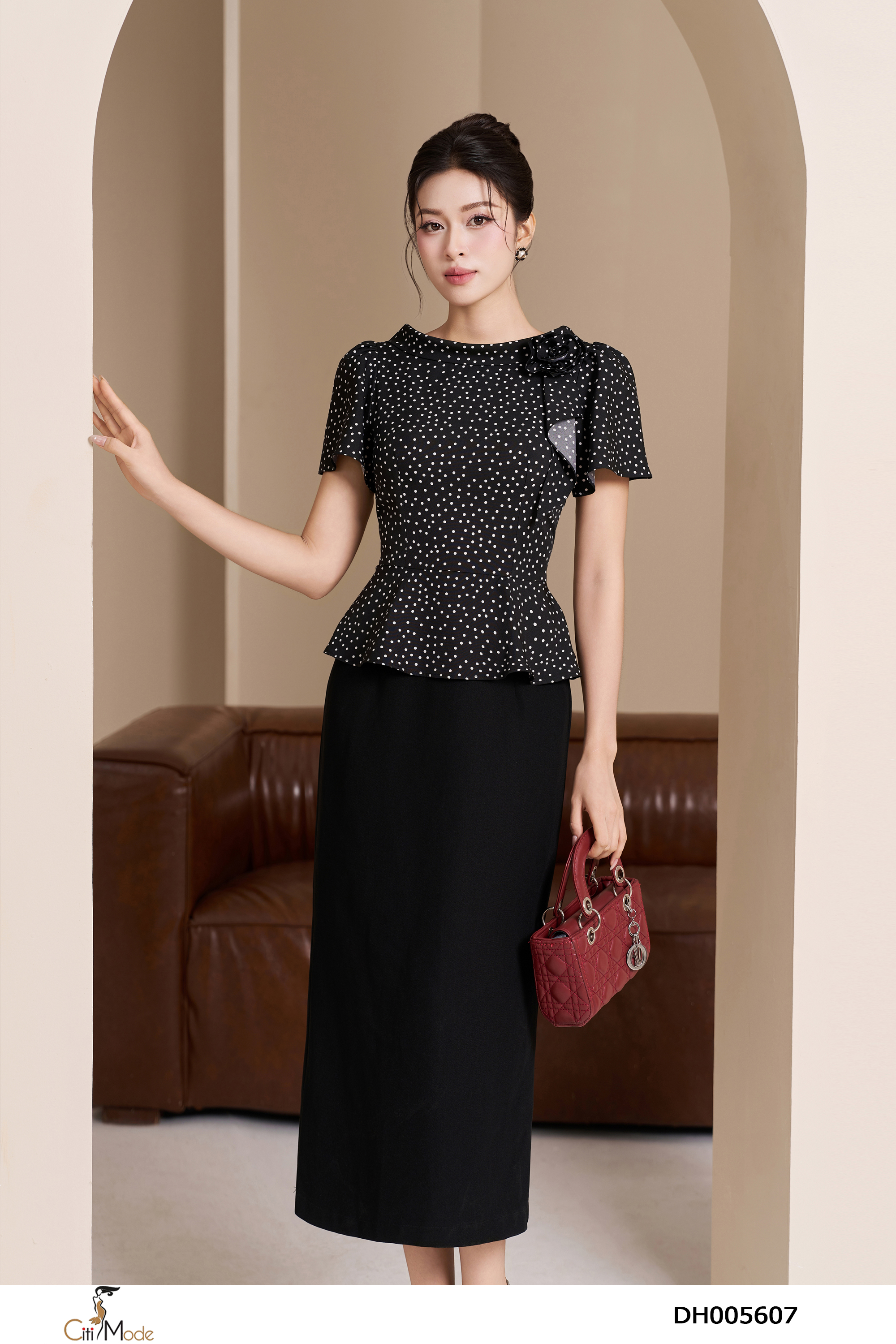 Đầm ôm peplum phối chấm bị cổ đổ đính hoa ngực_thumbnail_1