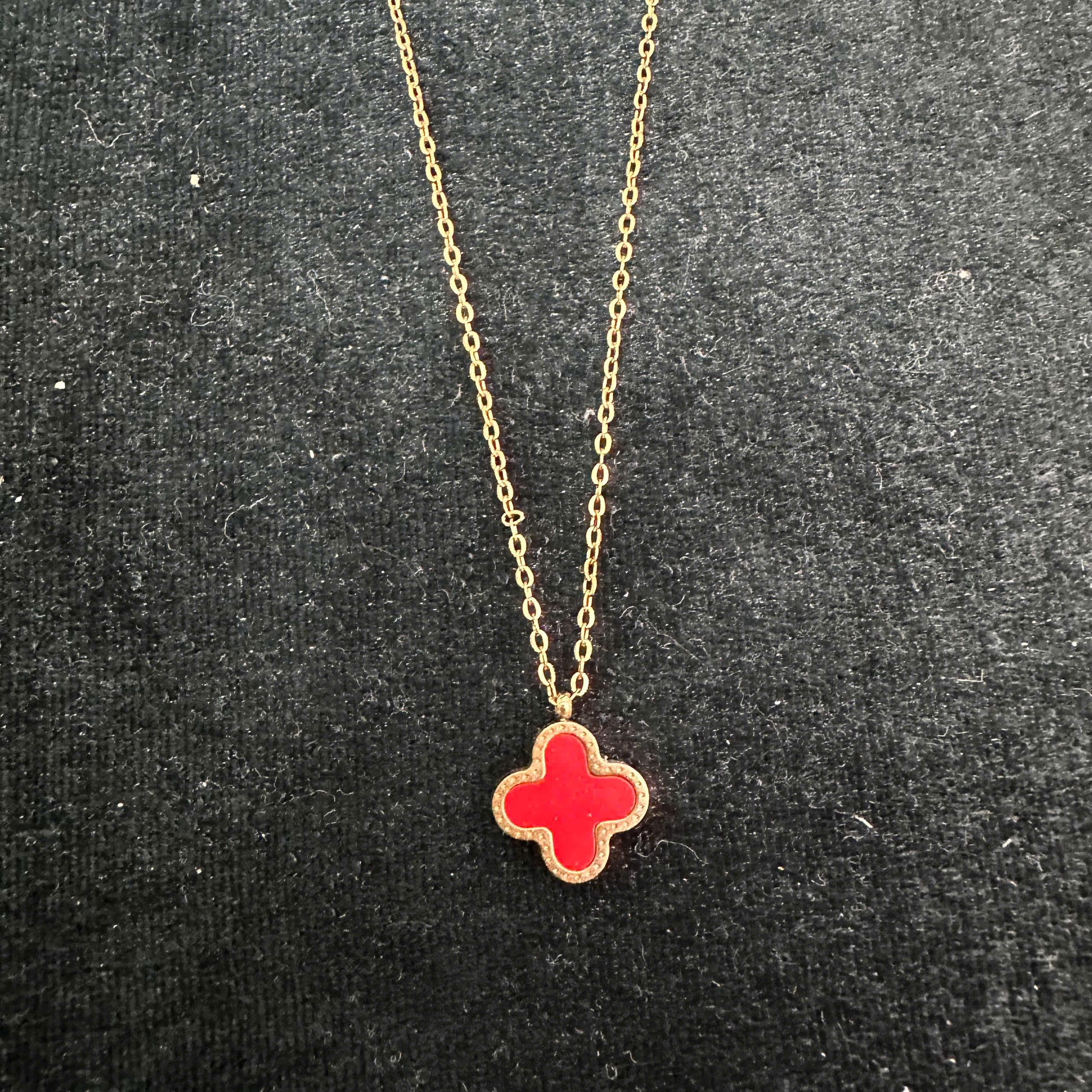 vòng cổ titan màu vàng charm hoa bốn cánh đỏ._thumbnail_2