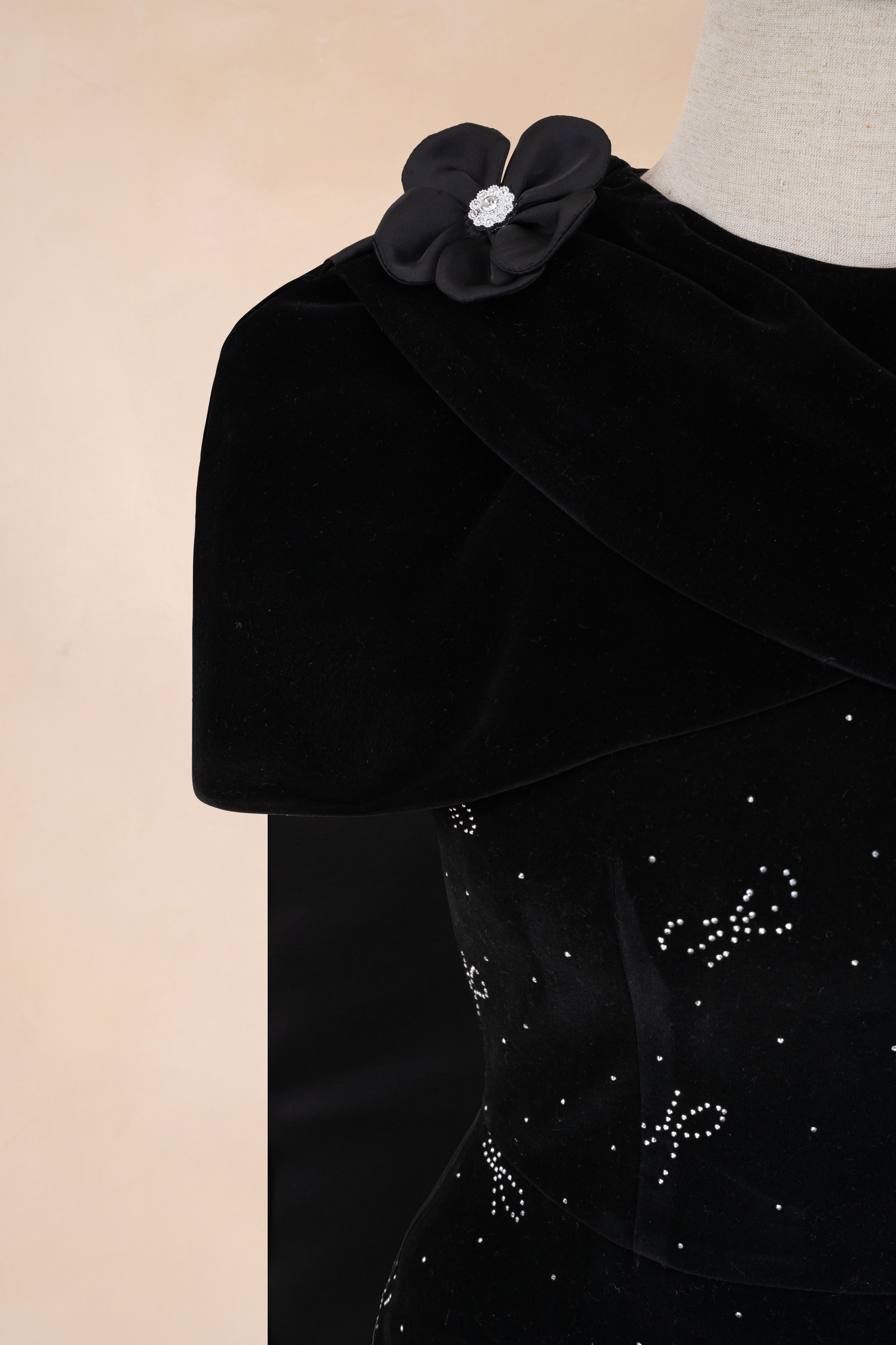 Đầm Bút Chì Trùm Vai Chấm Đá_thumbnail_3