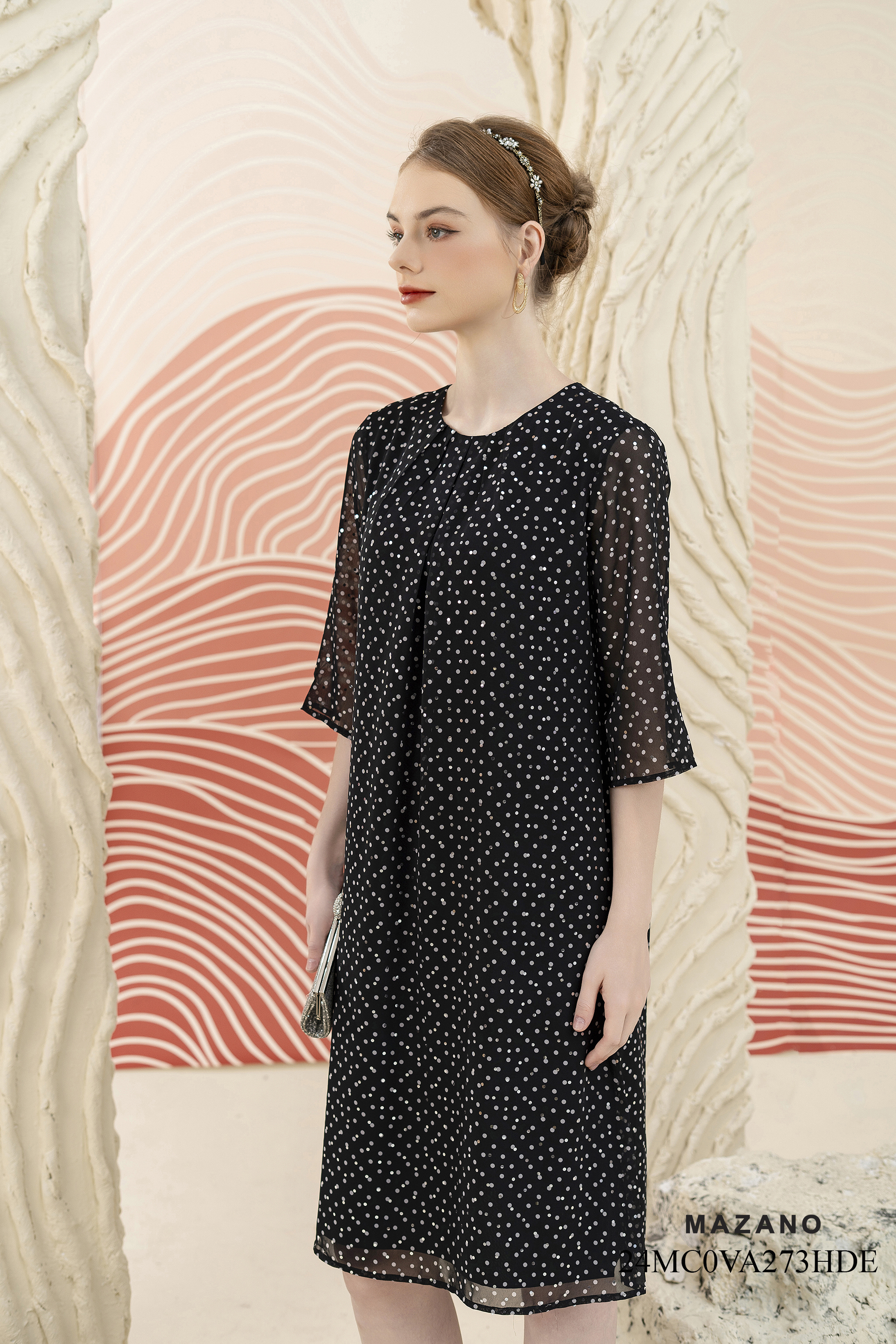 Váy Đầm Suông A Vải voan kim sa Hoạ tiết chấm bi Cổ tròn Tay lỡ Dài qua gối - Mẫu 24MC0VA273HDE_thumbnail_2