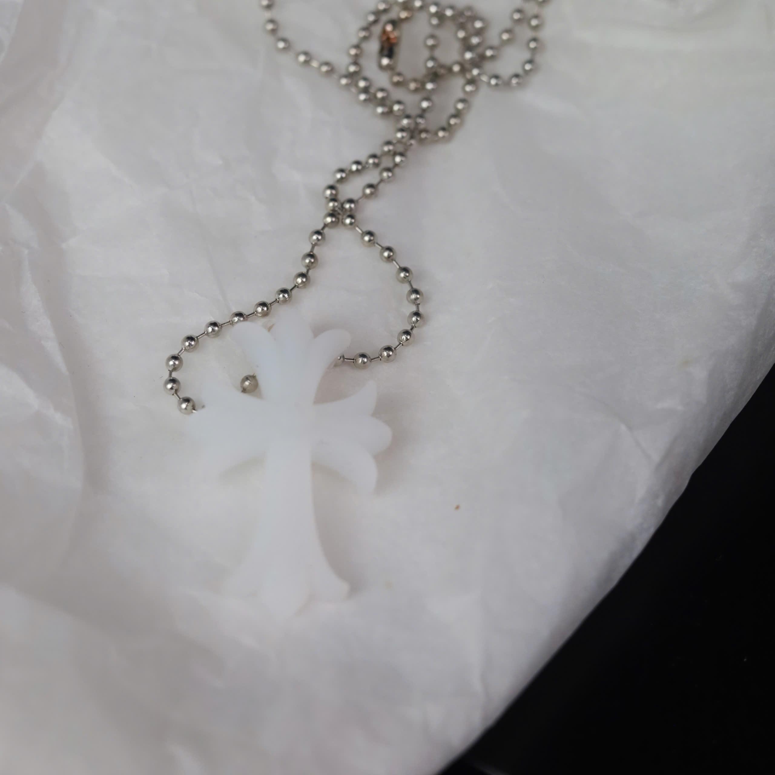 vòng cổ thánh giá nhựa trắng dây hợp kim 65cm_thumbnail_1