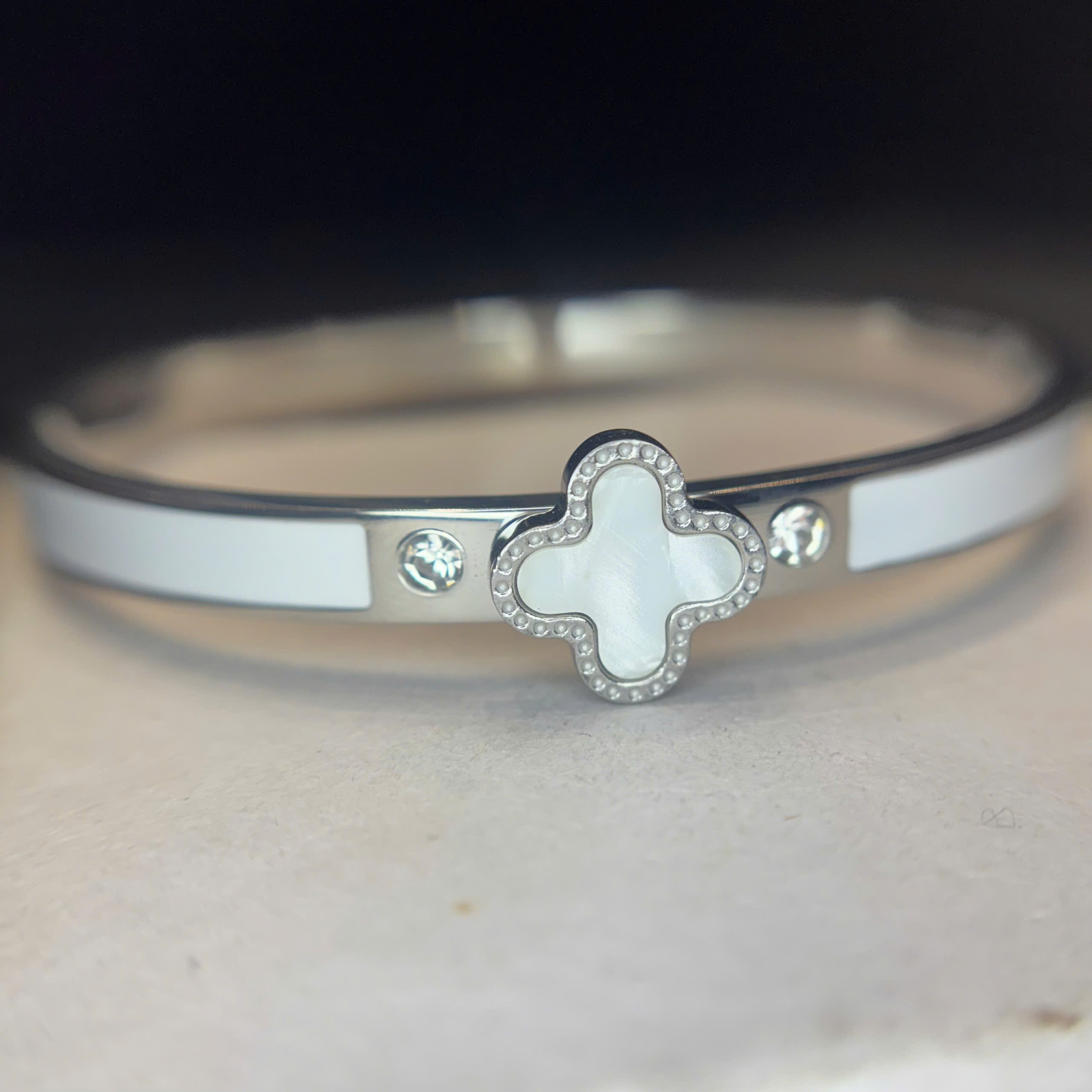 Vòng tay cuff vancleef trắng