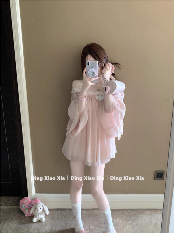 Áo Đầm Hồng Mỏng Dạng Đầm Xòe Phối Hoa_thumbnail_4