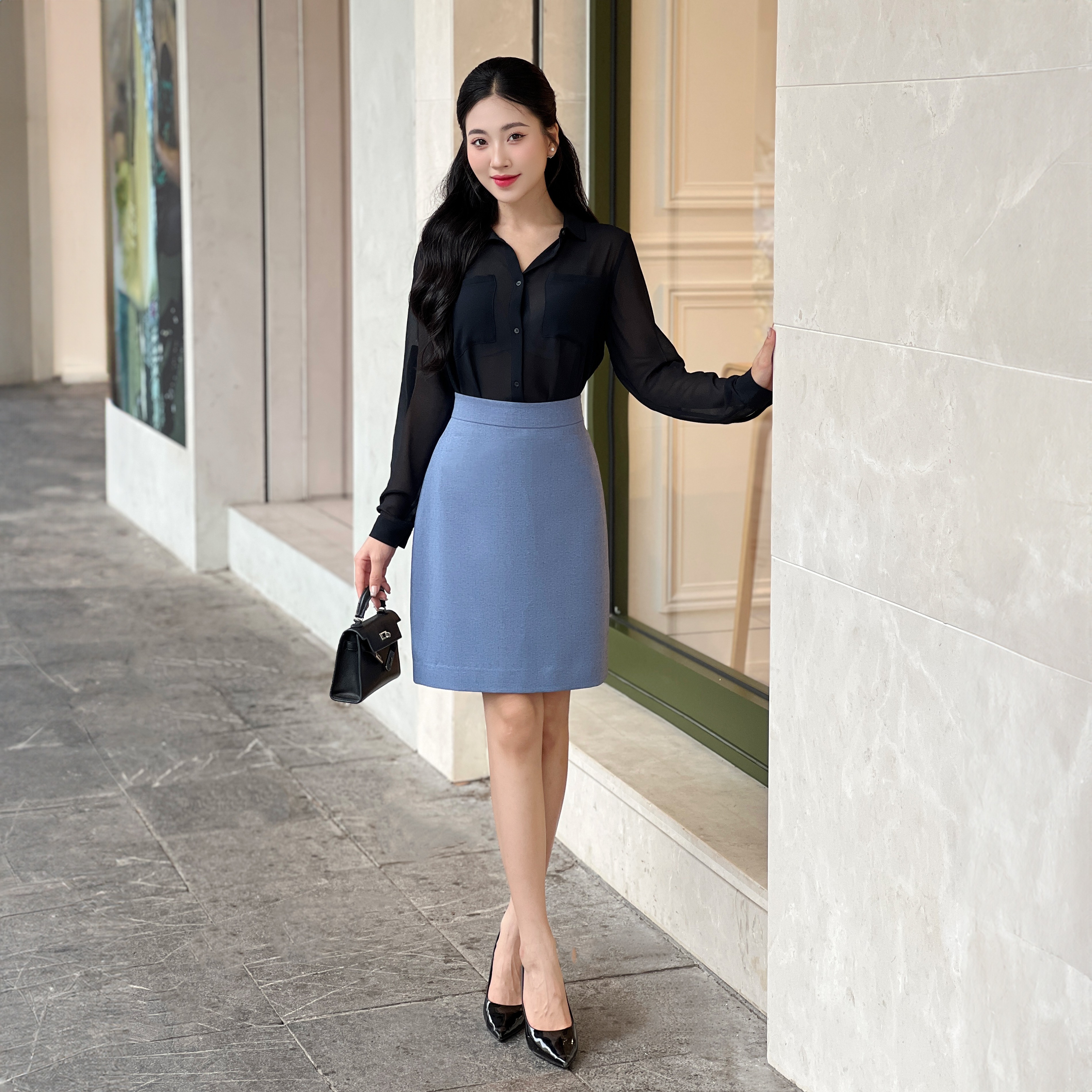 Chân váy chữ A công sở Narsis B24002 cạp cao, chất liệu thoáng mát, dễ chịu.