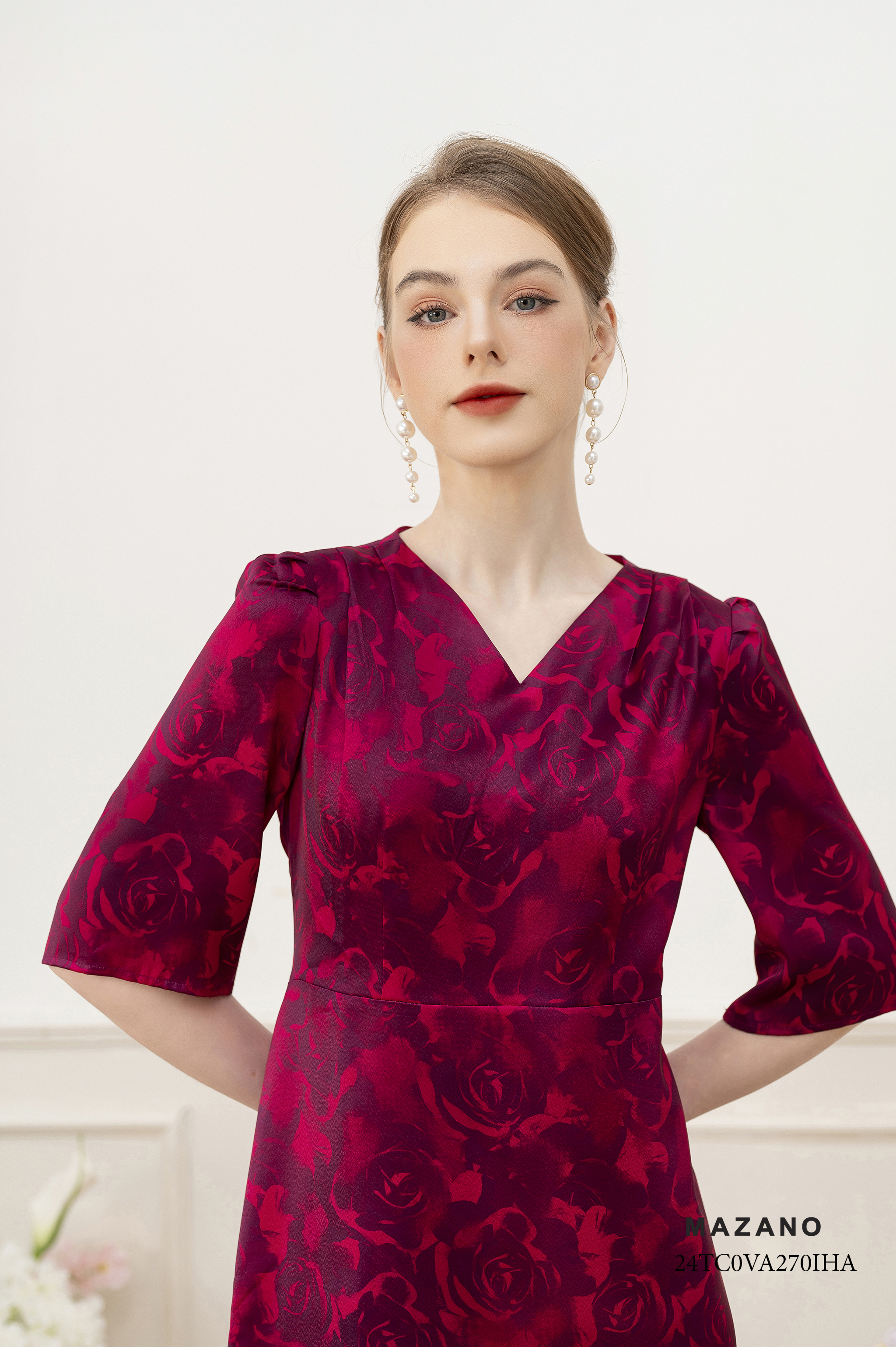 Váy Đầm Thân ôm vừa chân rủ Vải lụa in họa tiết hoa hồng cách điệu Cổ V Tay lỡ Dài qua bắp chân