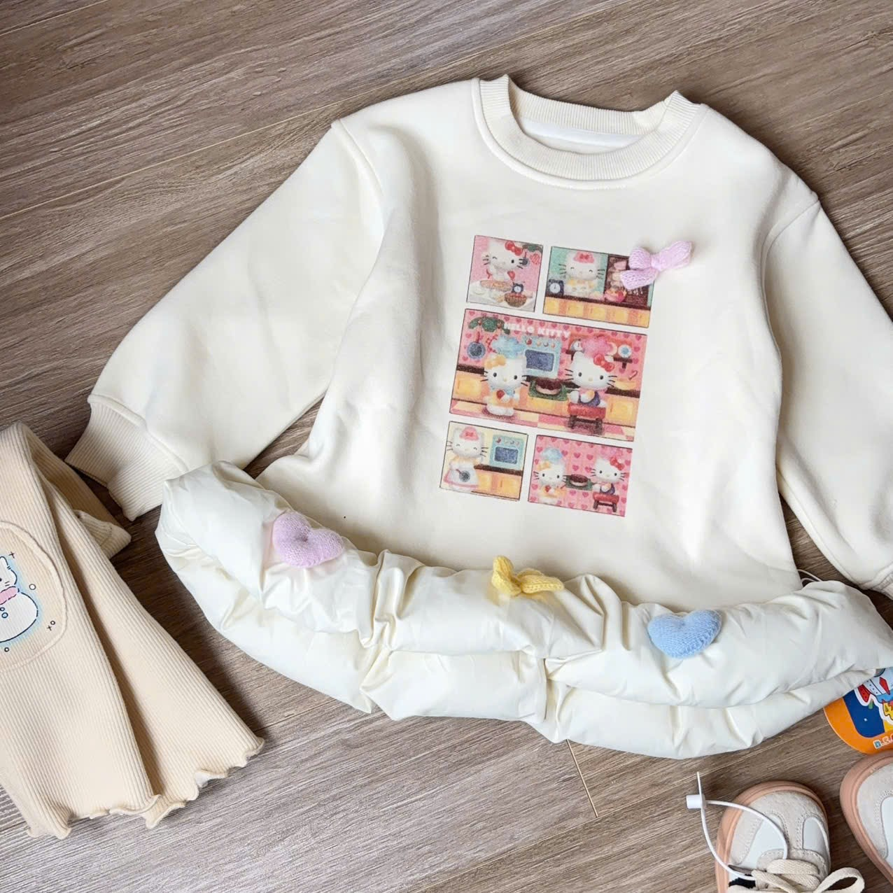 (G229) Áo nỉ lót bông kem họa tiết kitty gấu viền bèo đính nơ