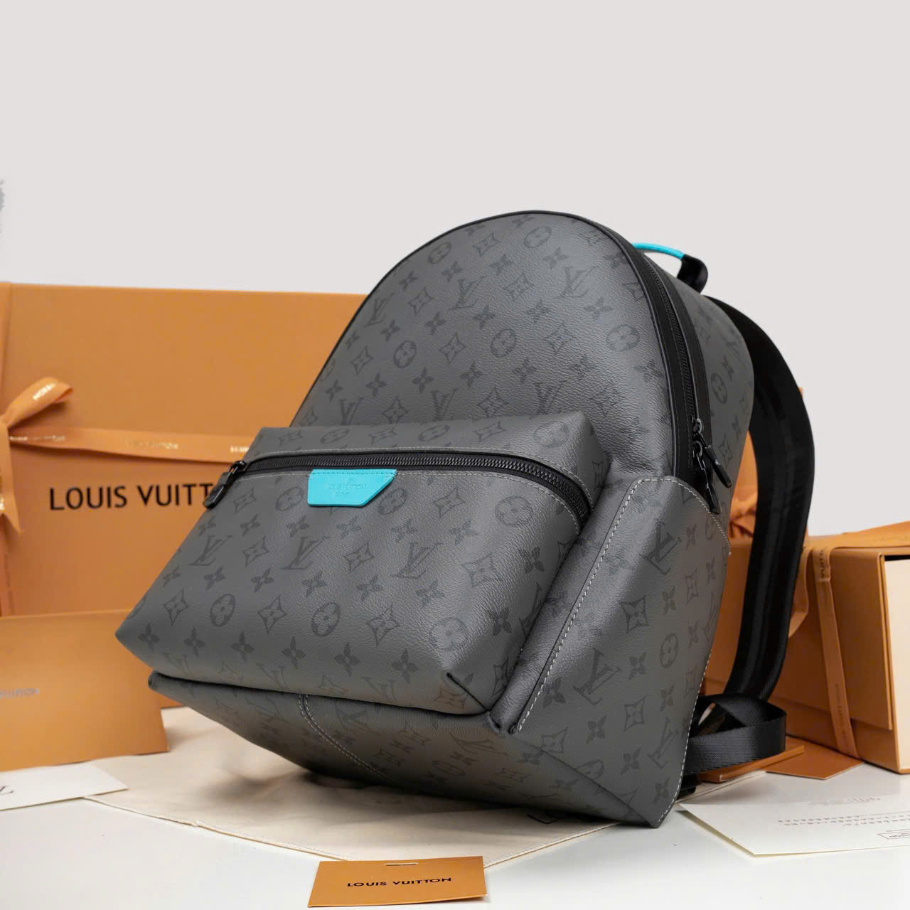 Ba lô nam Louis Vuitton Discovery PM hoa xám