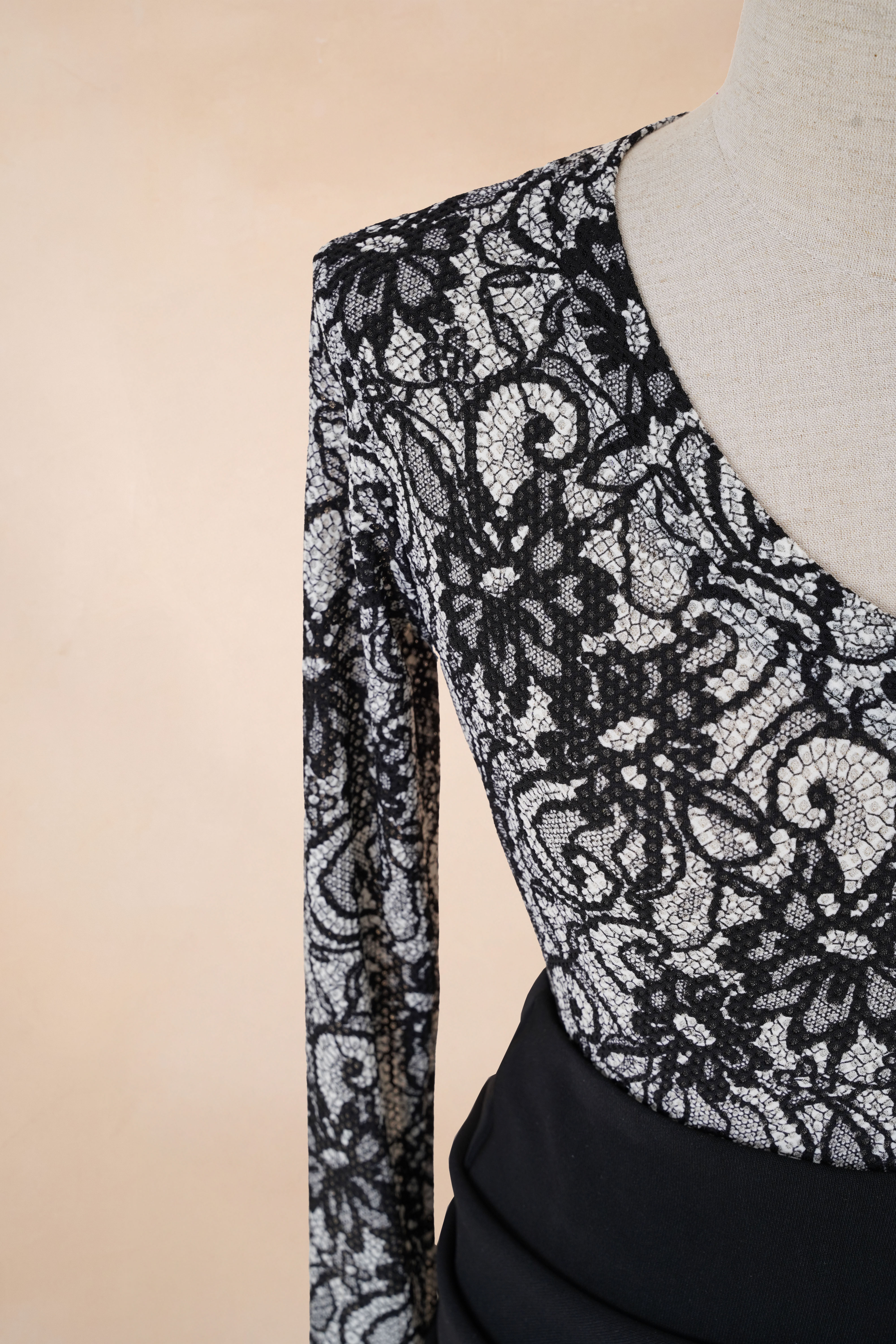 Áo Thun Lưới Cổ V Tay Dài_thumbnail_3