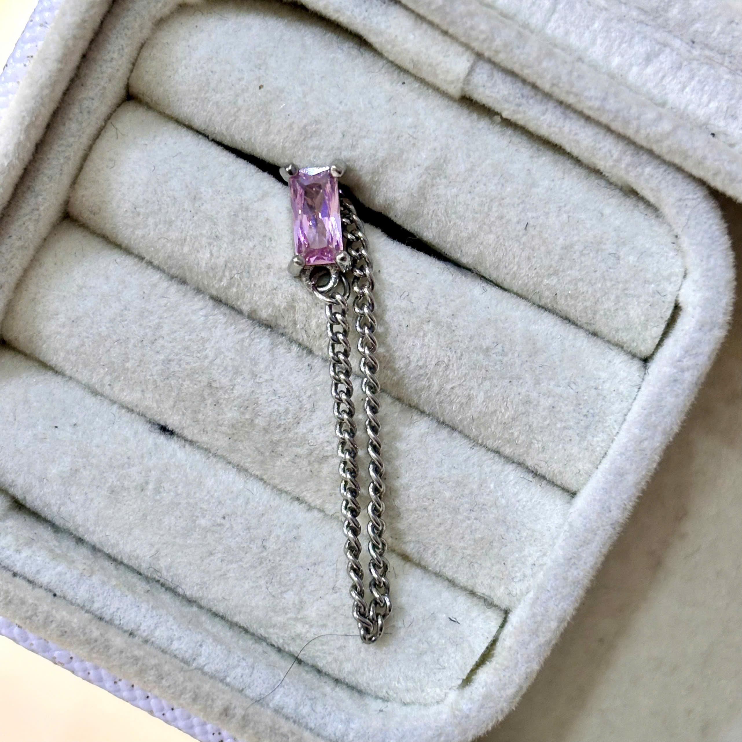 Khuyên kiểu xích kim cương tím nhạt chữ nhật.