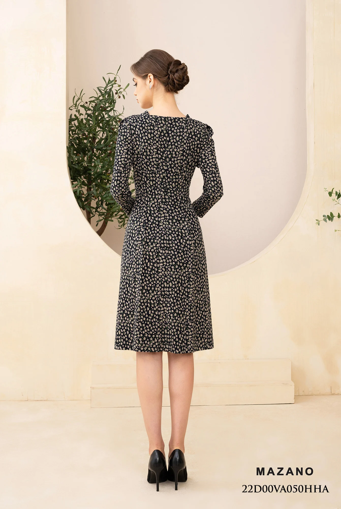 Đầm dạ len đen can eo chân xếp ly