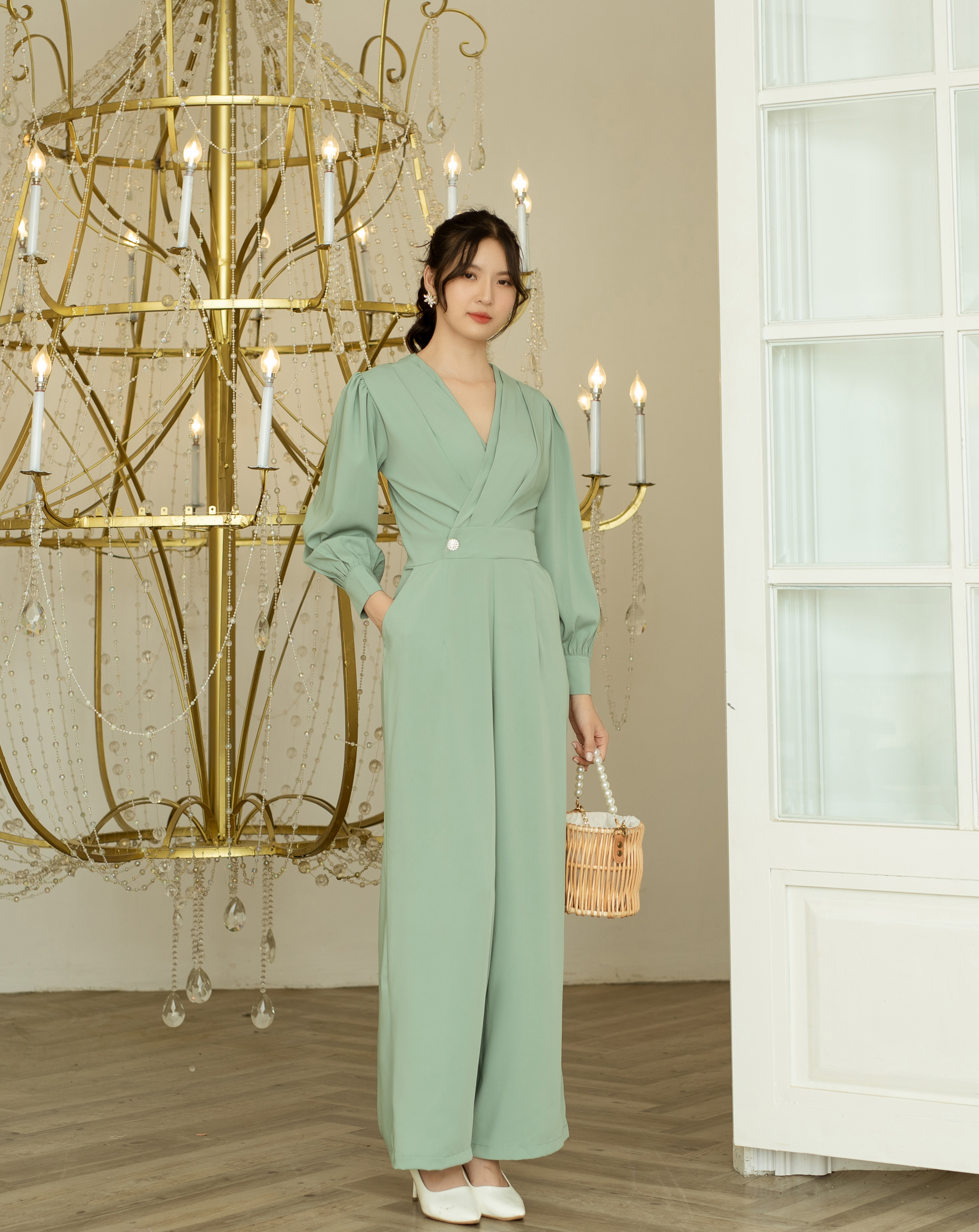Jumpsuit suông cổ V xếp ly tay bồng sang trọng