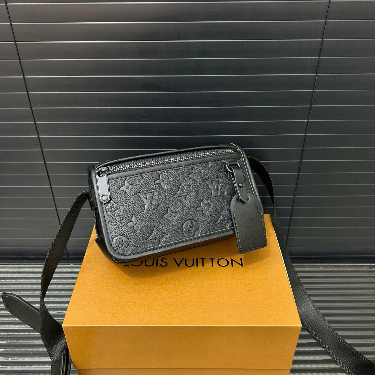 Túi đeo chéo nam LV Bosphore Monogram Eclipse đen chìm