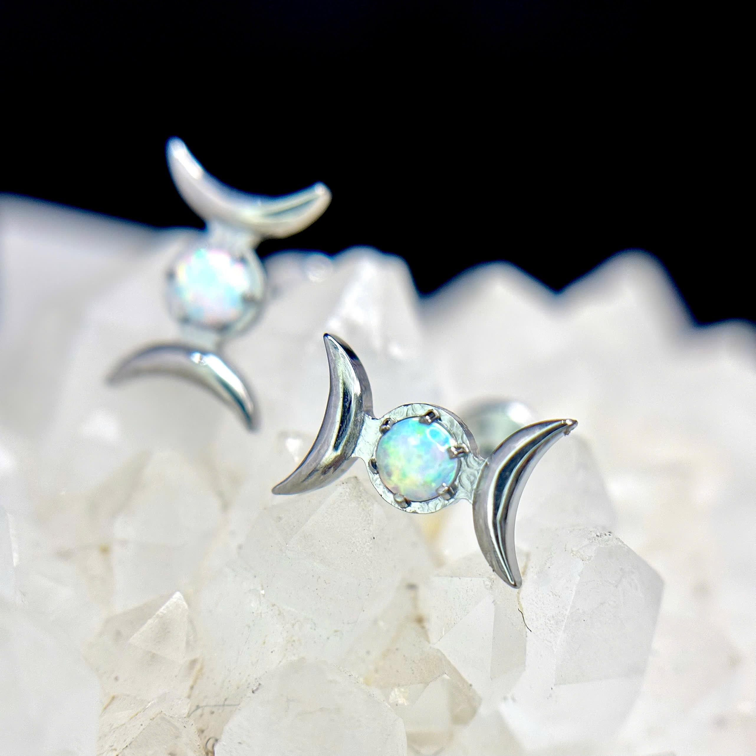 Khuyên kiểu titan 2 mặt trăng đá opal giữa_thumbnail_1