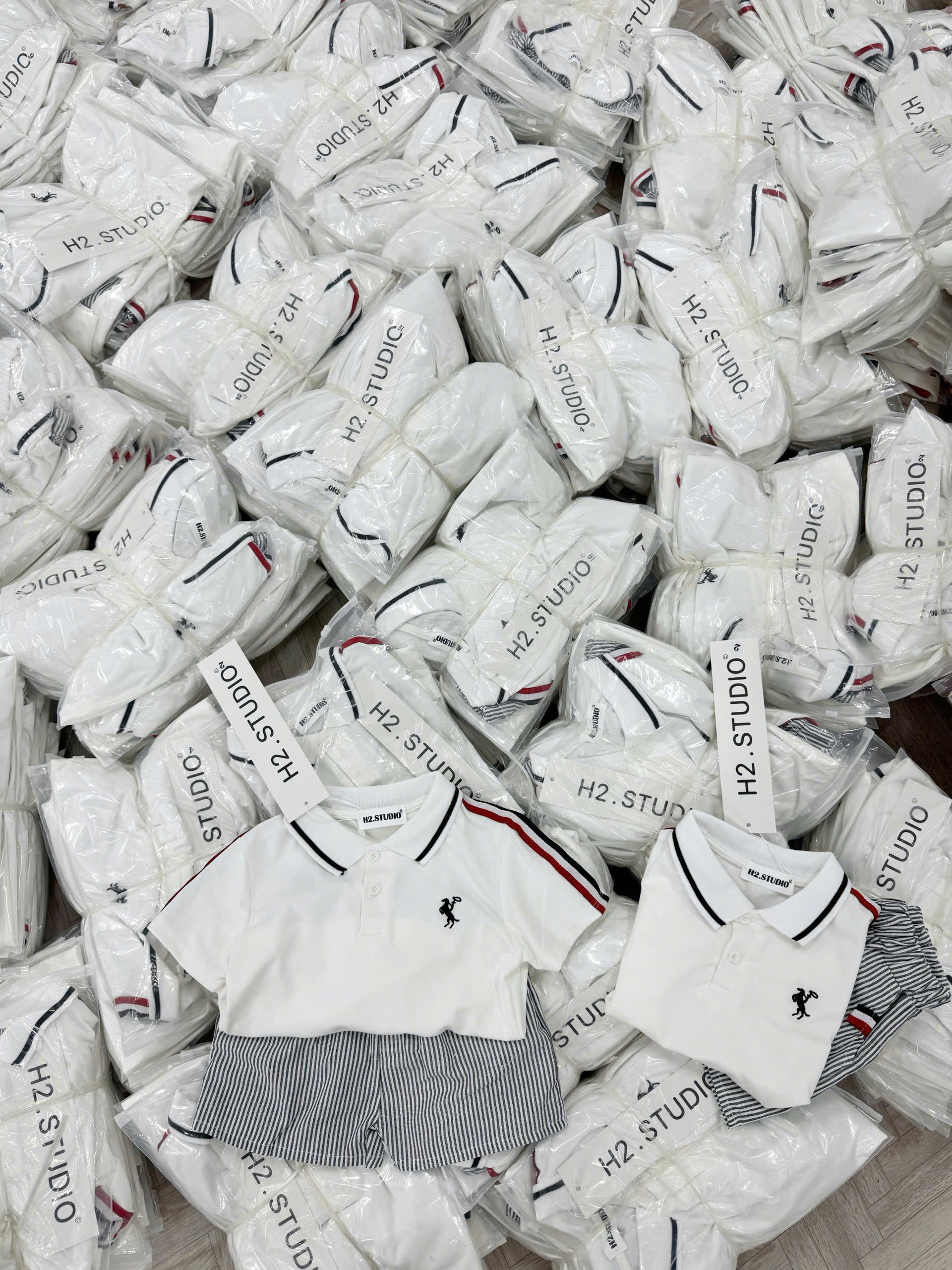 R62 BỘ POLO ÁO TRẮNG SỌC ĐEN ĐỎ THÊU NGỰA- A117.1721_thumbnail_2