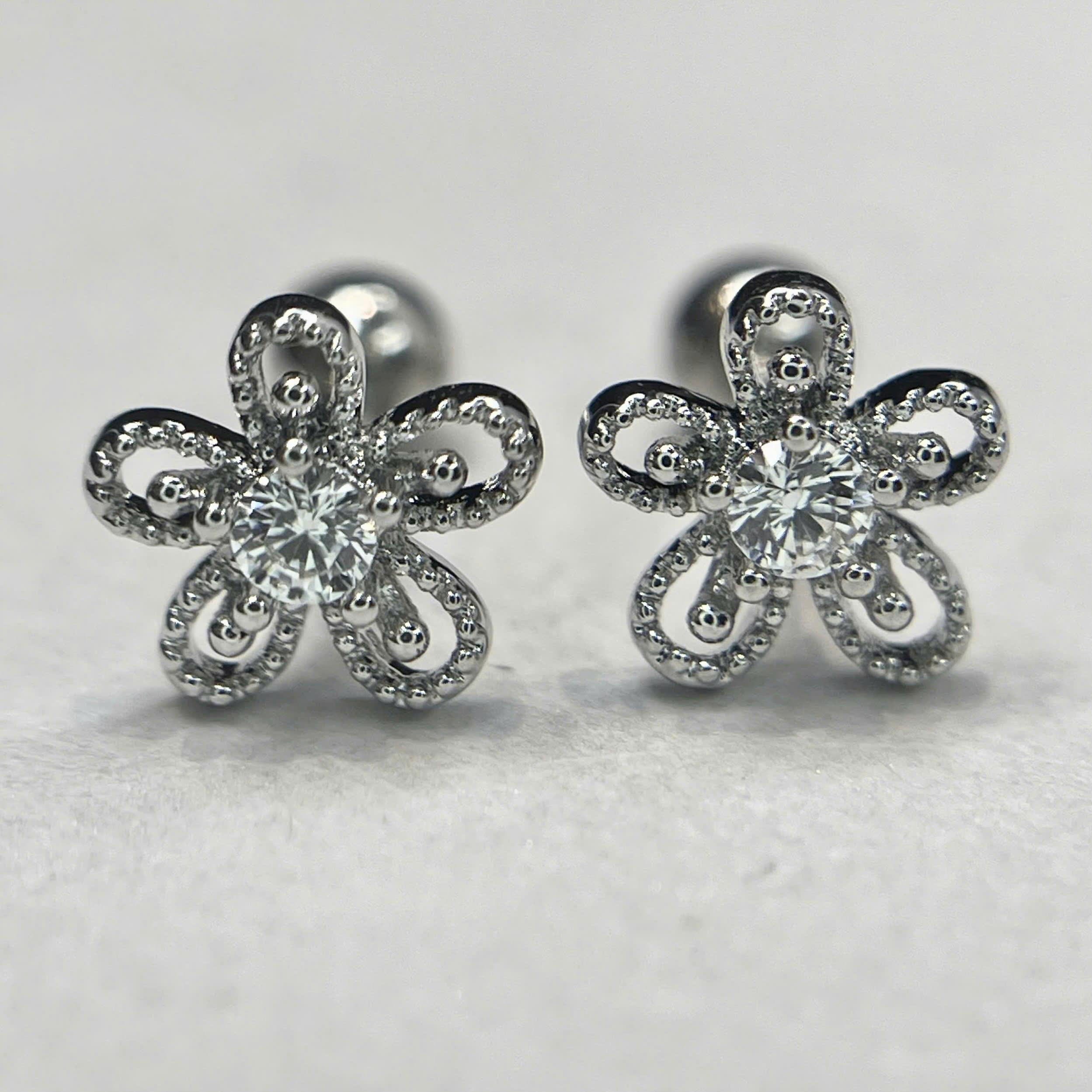 Khuyên kiểu hoa trắng 5 cánh tròn dẹt