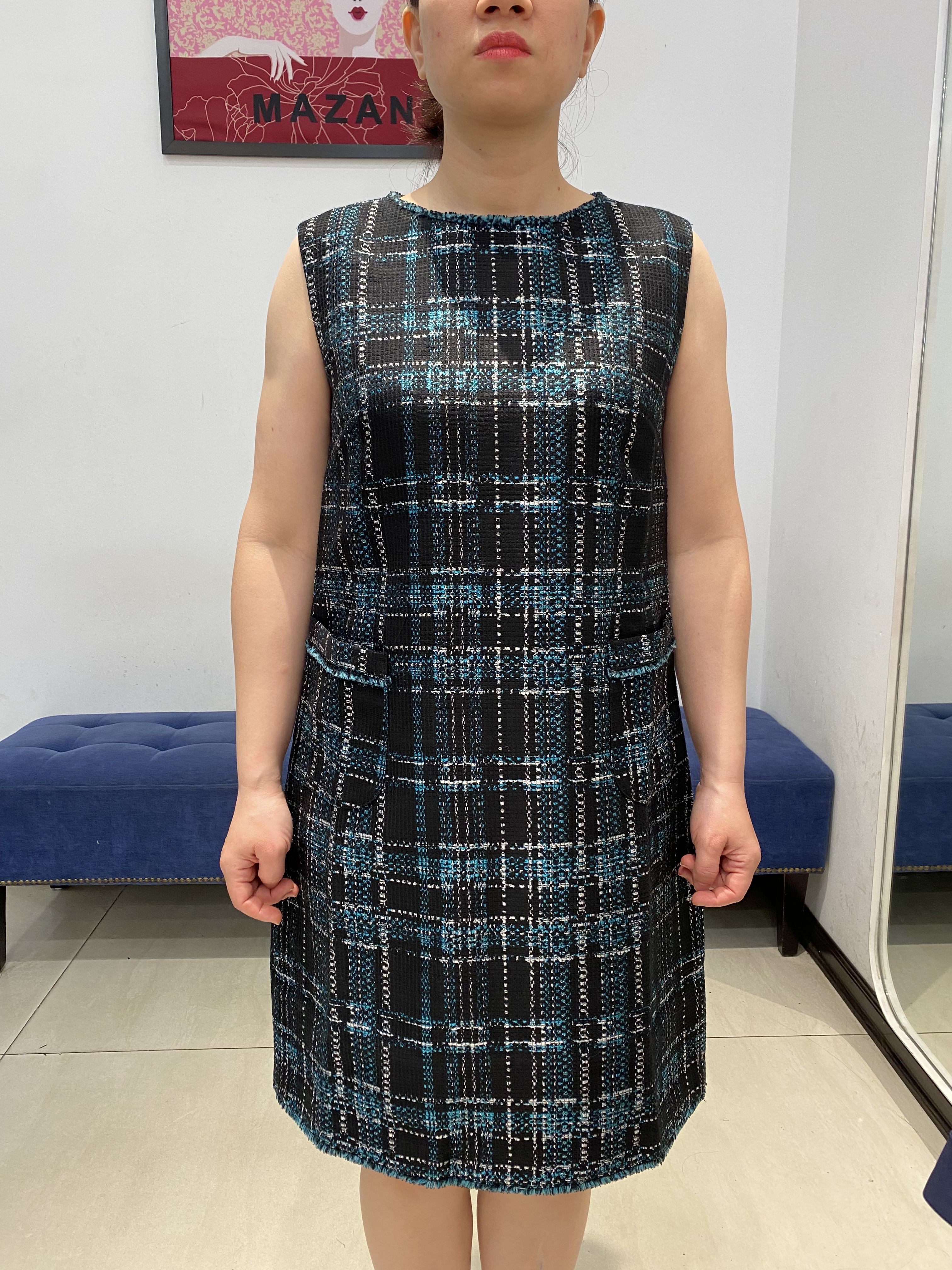 Đầm kẻ xanh phối túi