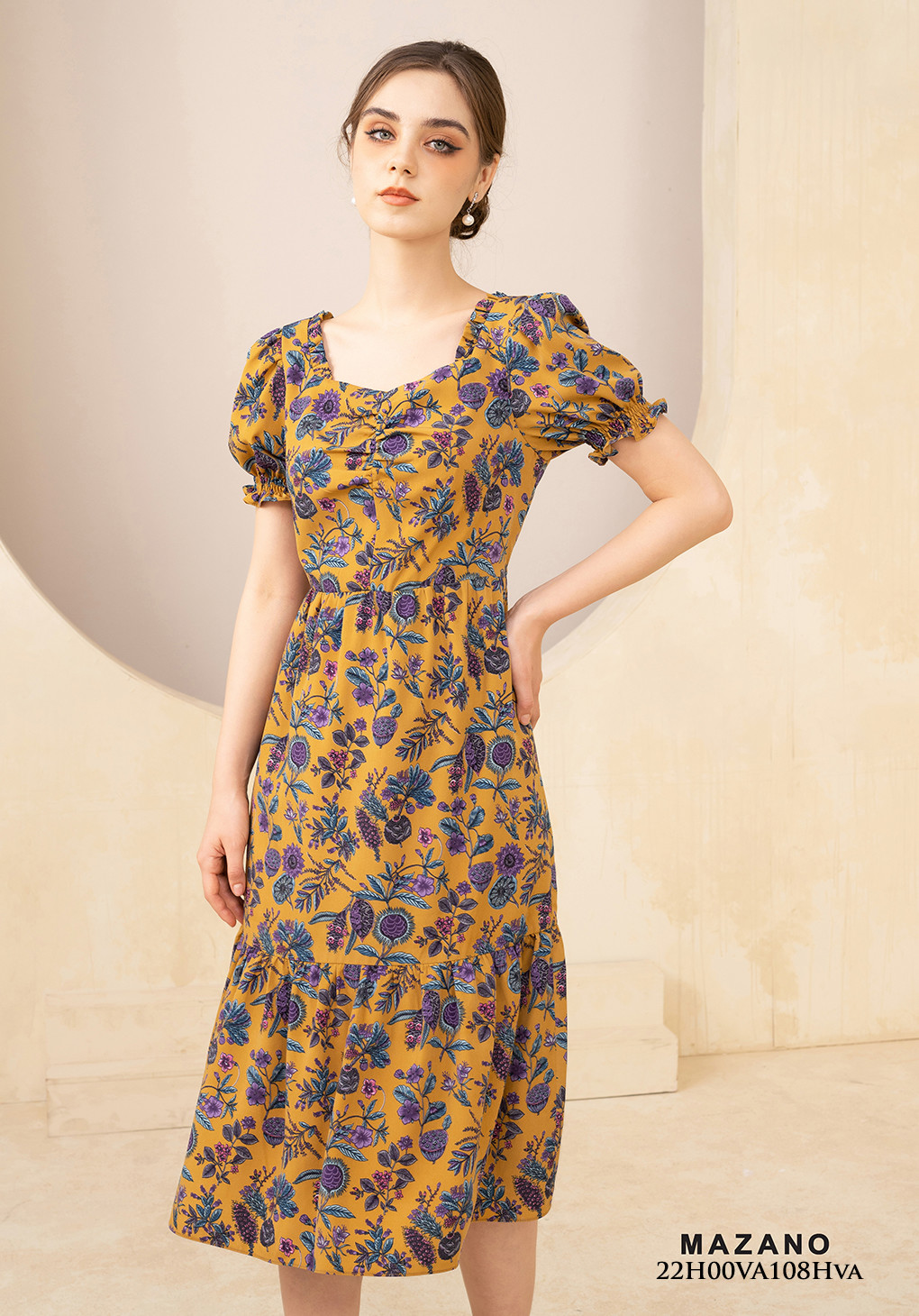 Đầm vàng họa tiết chân rủ cổ cách điệu_thumbnail_3