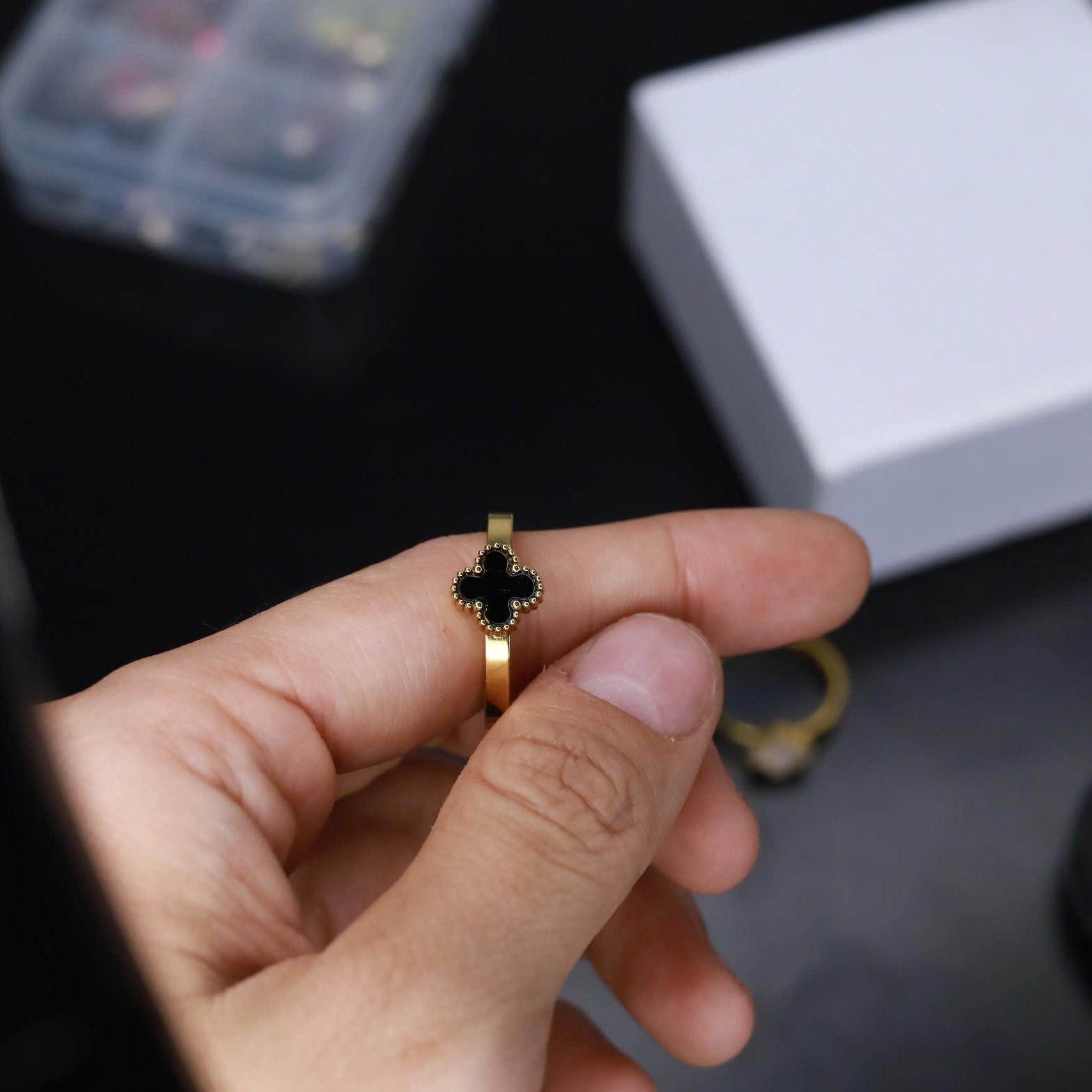 Nhẫn kiểu vancleef đen size 7_thumbnail_1