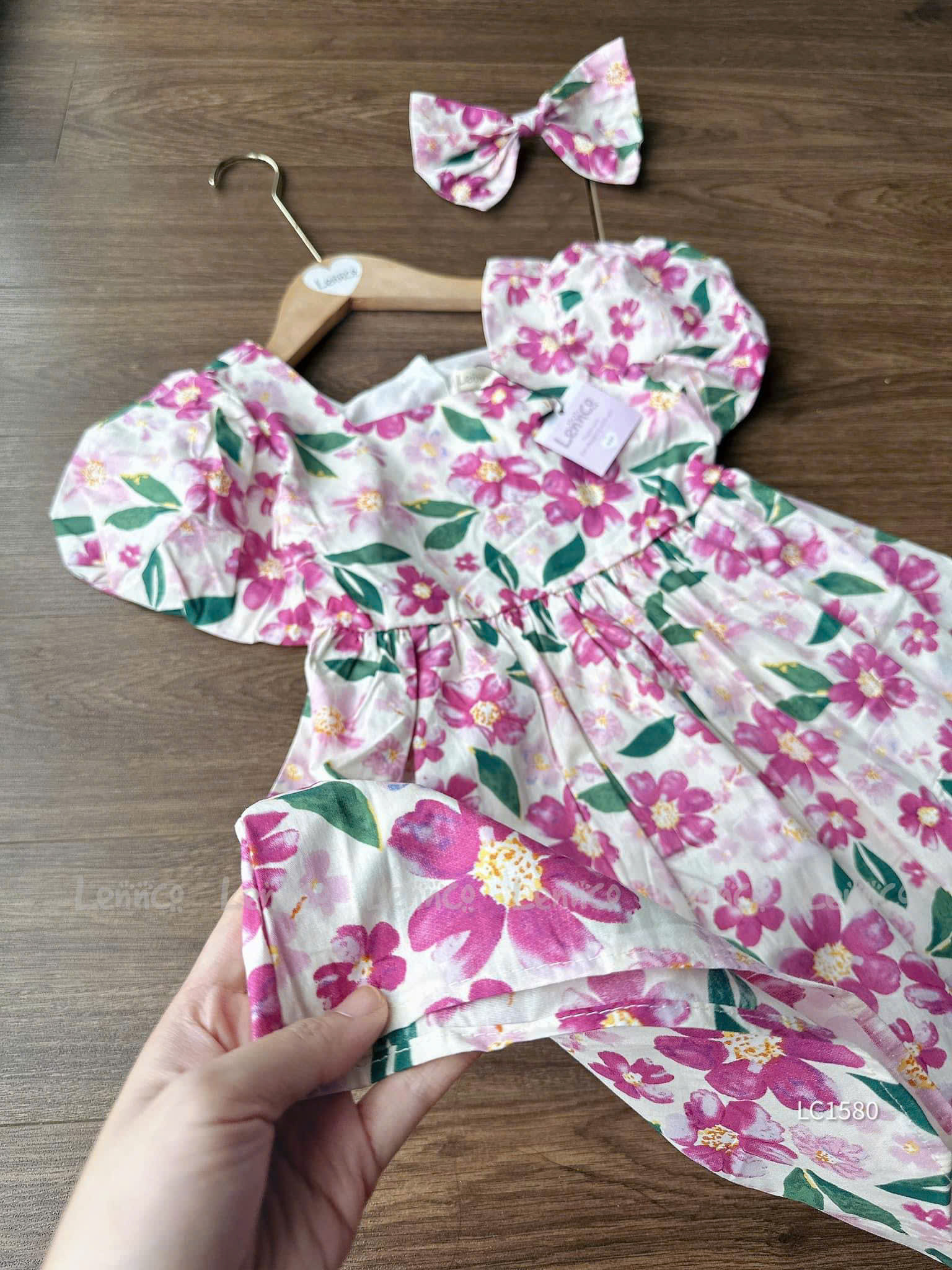 D4 ĐẦM HOA KÈM NƠ KẸP TÓC
