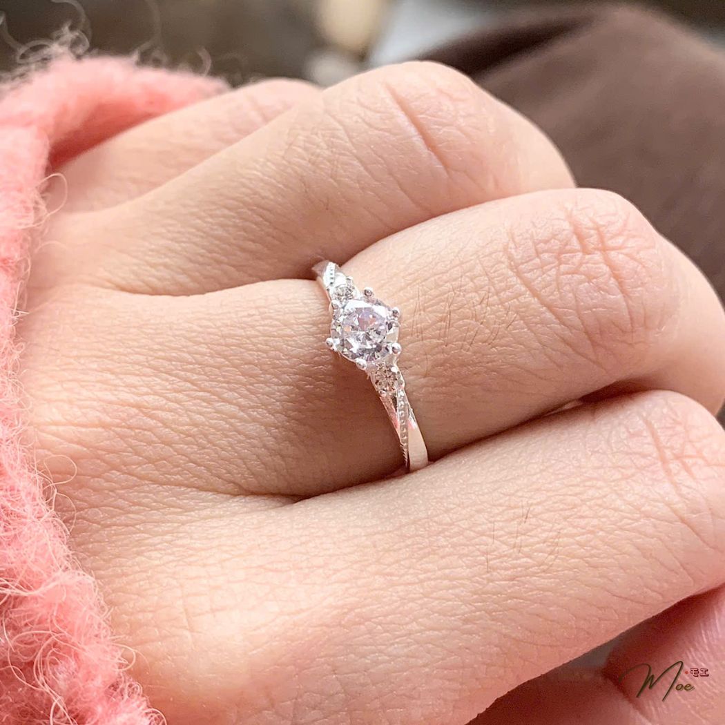 N162 - Nhẫn đá chủ pha lê viền sọc điệu đà_thumbnail_3