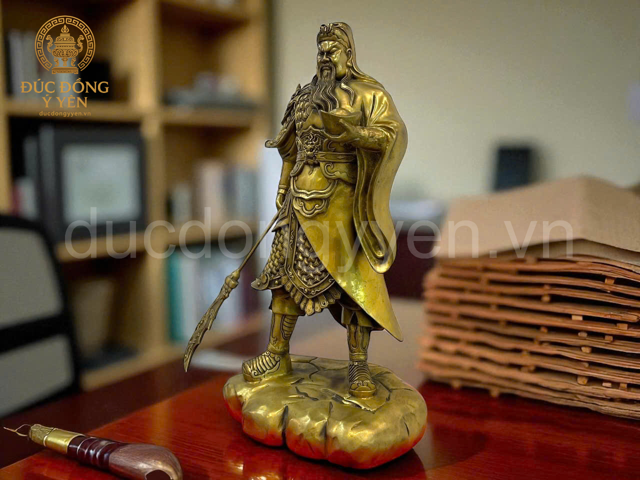 Tượng quan công đứng cầm đao và thoải vàng  bằng đồng cao 39cm _thumbnail_1