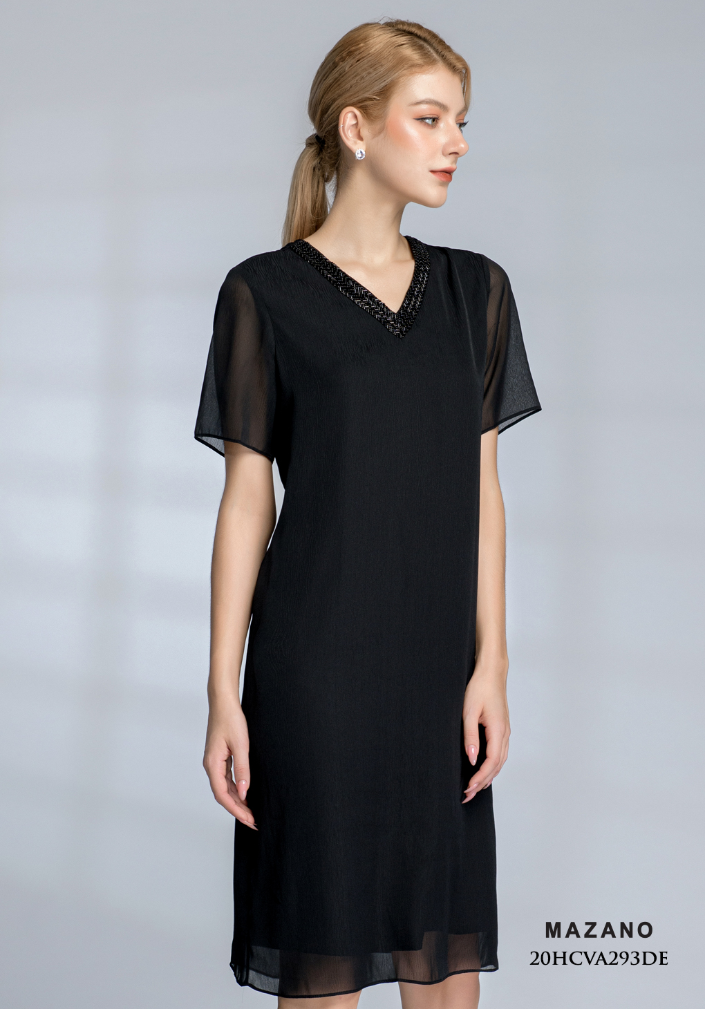 Đầm đen suông cổ V tim đính hạt_thumbnail_3