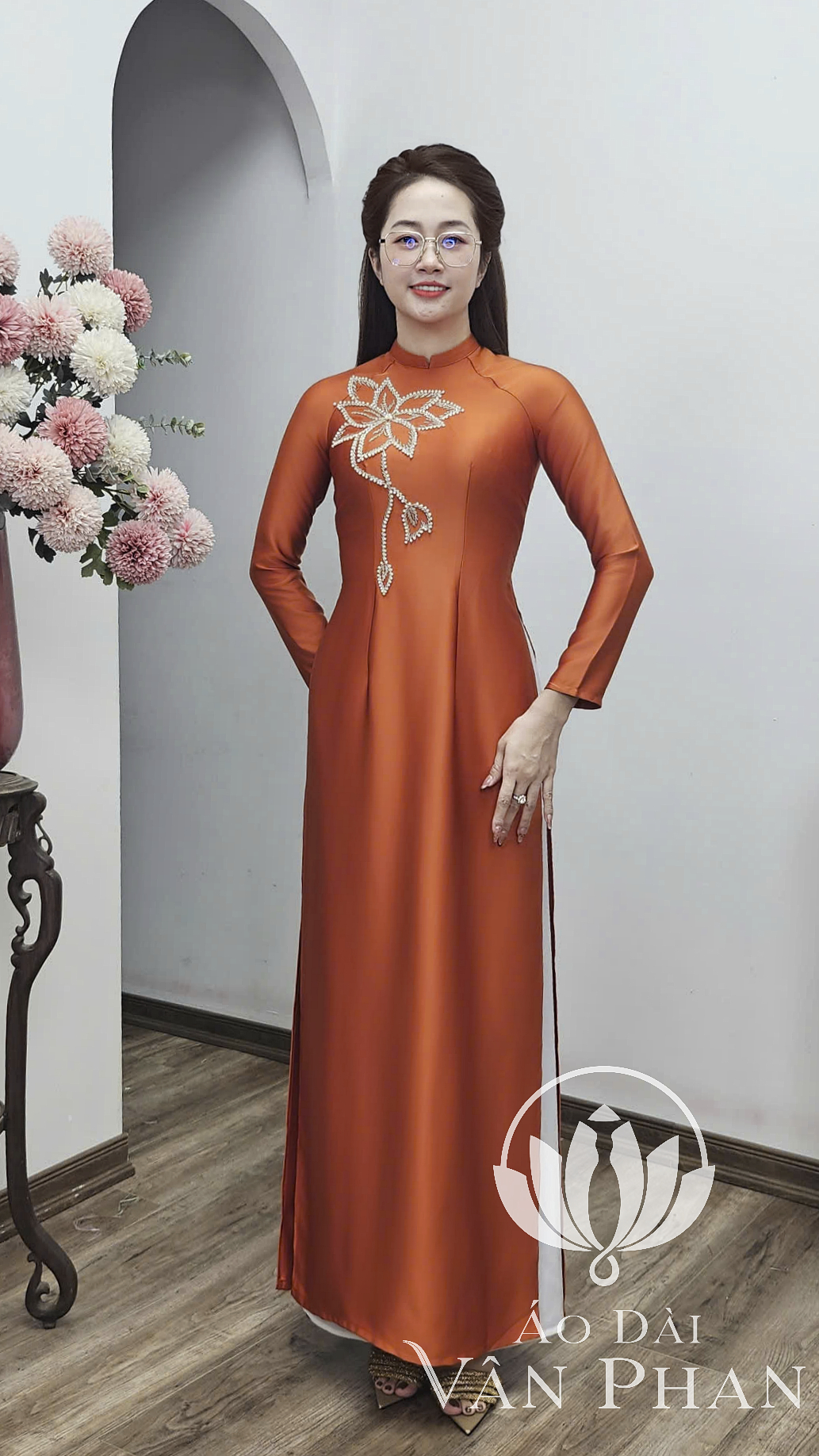 T469 áo dài cổ 2p tay dài lụa tô châu cam cháy đính hoa 350k_thumbnail_3