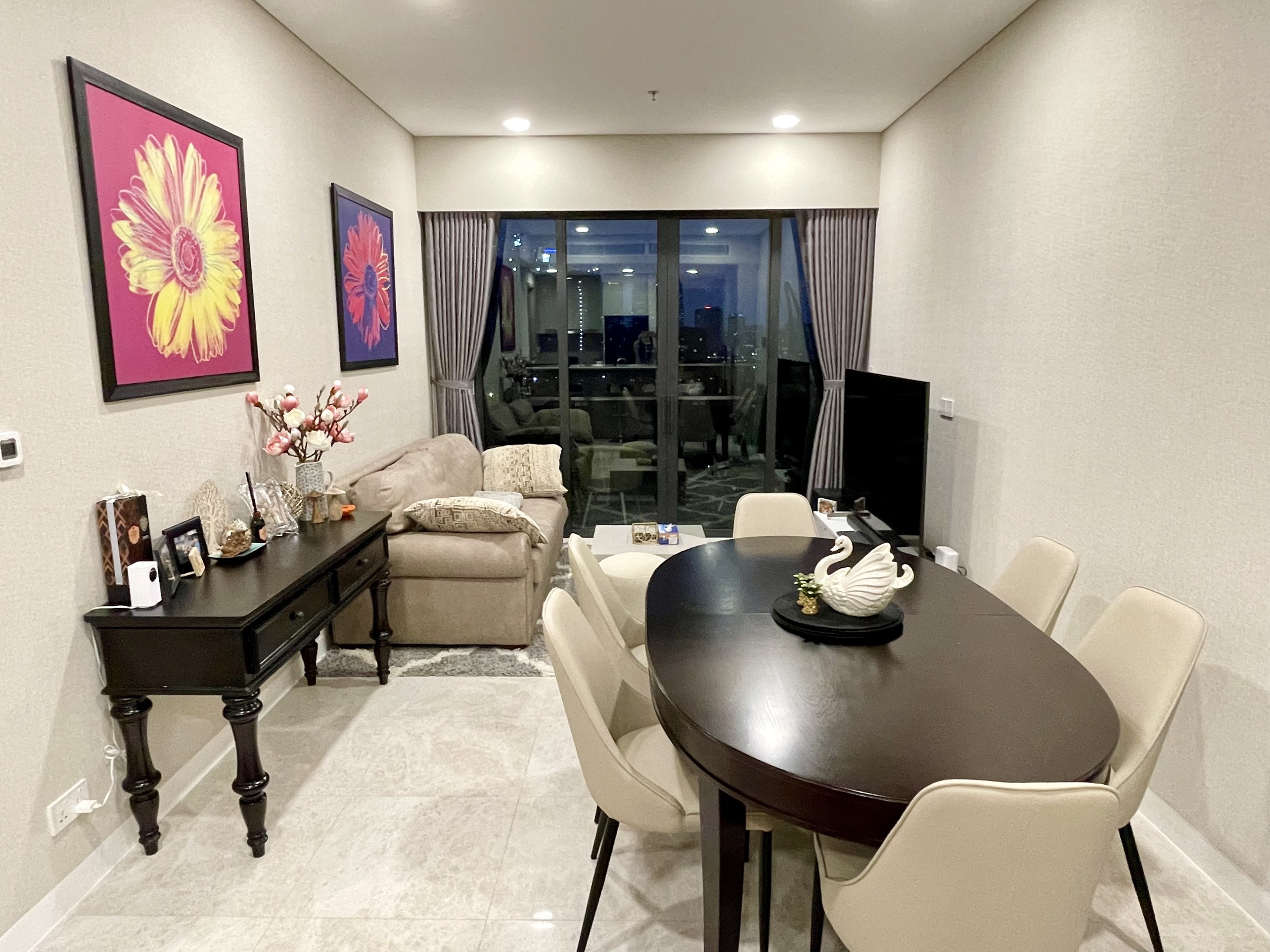 Cho thuê căn 2 phòng ngủ The River Full nội thất 85m2.