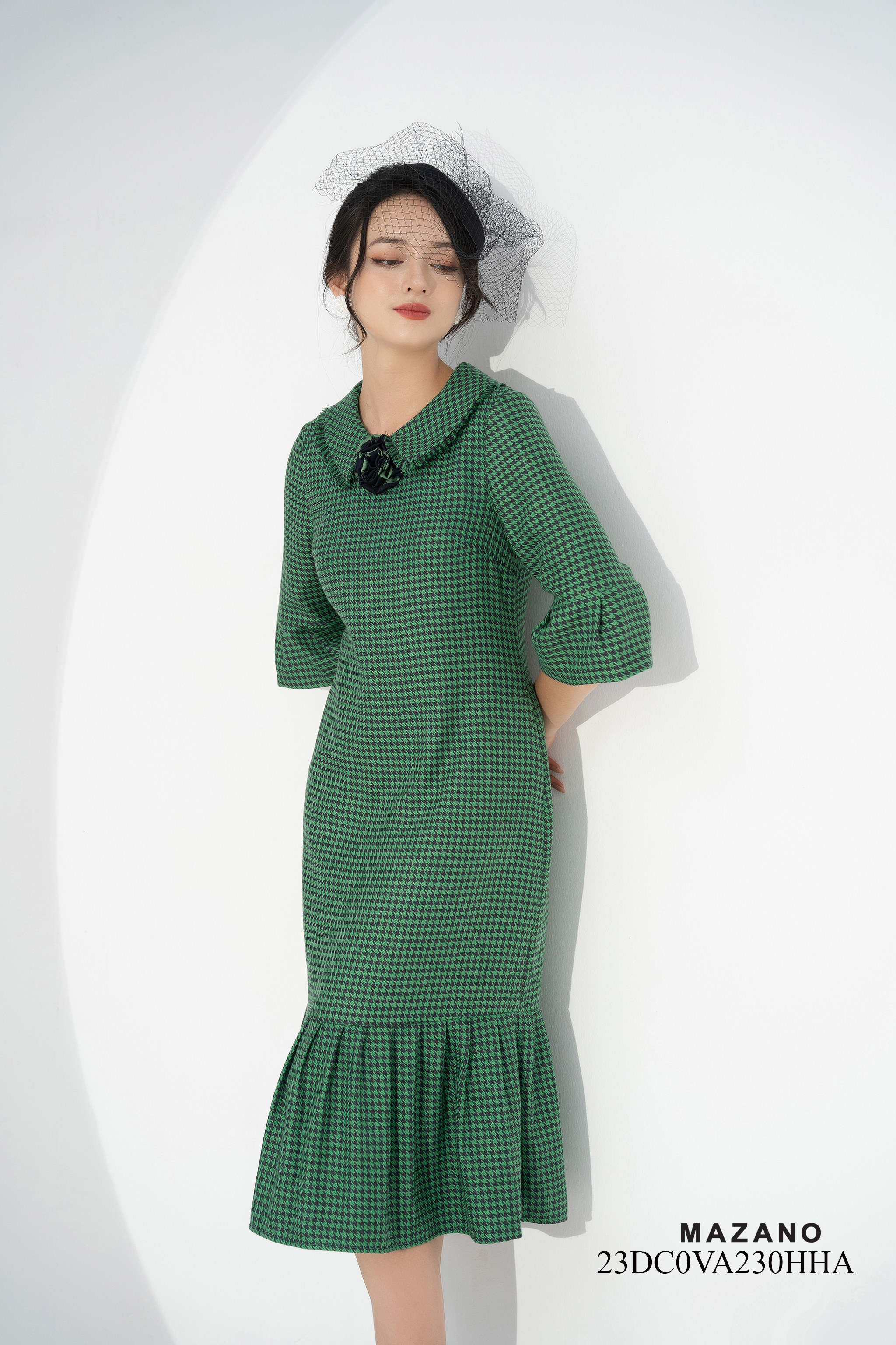 Đầm len suông xanh kẻ sọc cổ sen tay, chân rủ