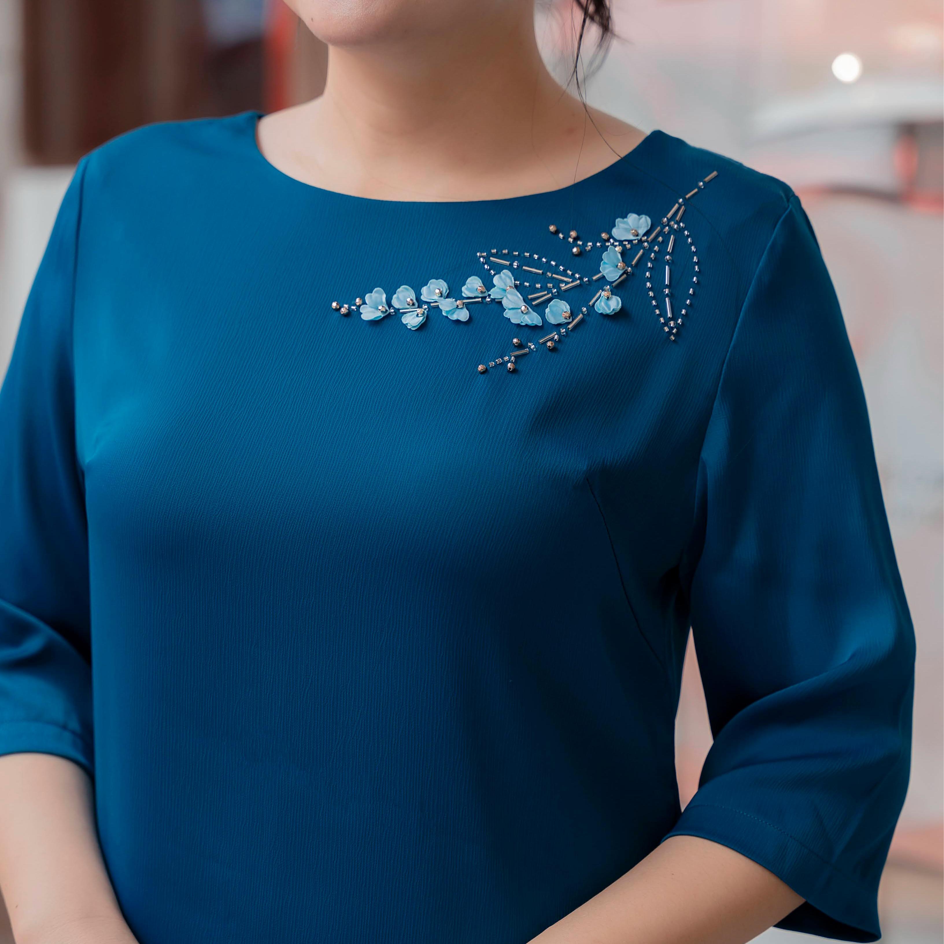 GUMOM - Áo Kiểu Trung Niên U50 U60 Cao Cấp Cổ Tròn Tay Lỡ đính kết thủ công hoa laser và đá cao cấp Sang Trọng Cho Nữ - Women Nhung Kem Xanh Nho Tua Rua Top Voi_thumbnail_1