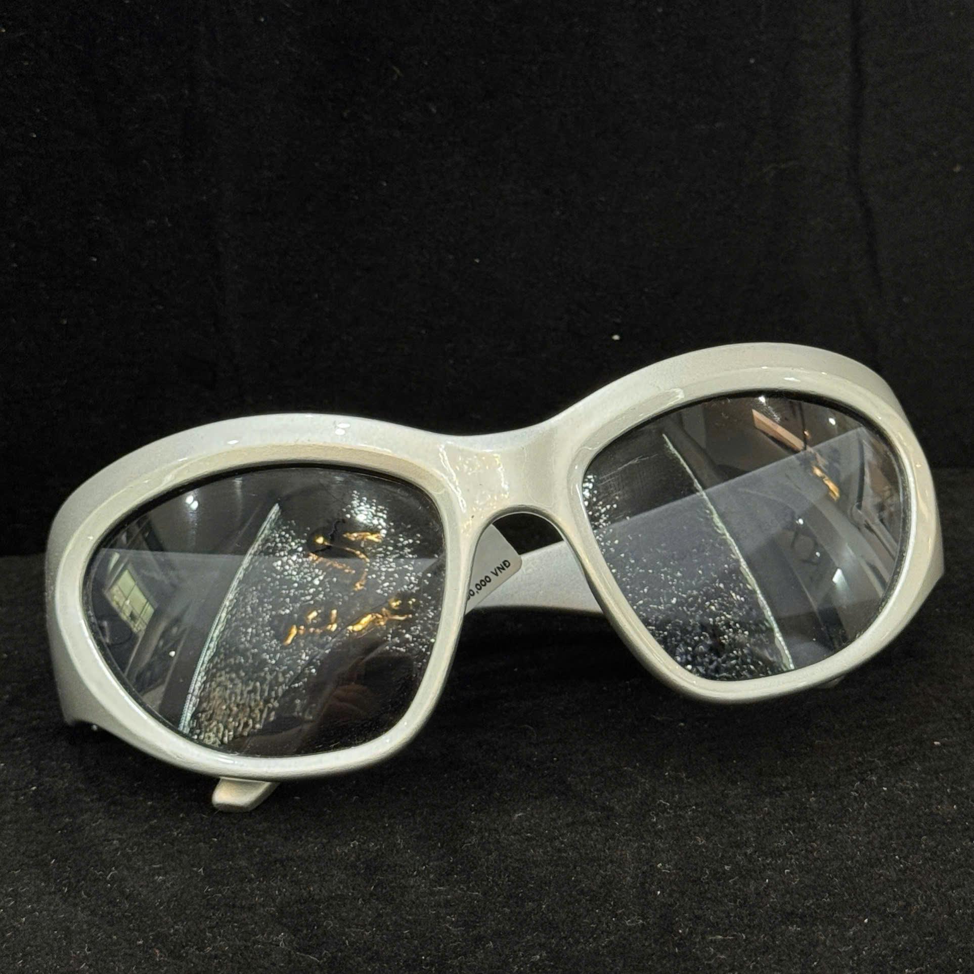 Kính mắt màu xám._thumbnail_3