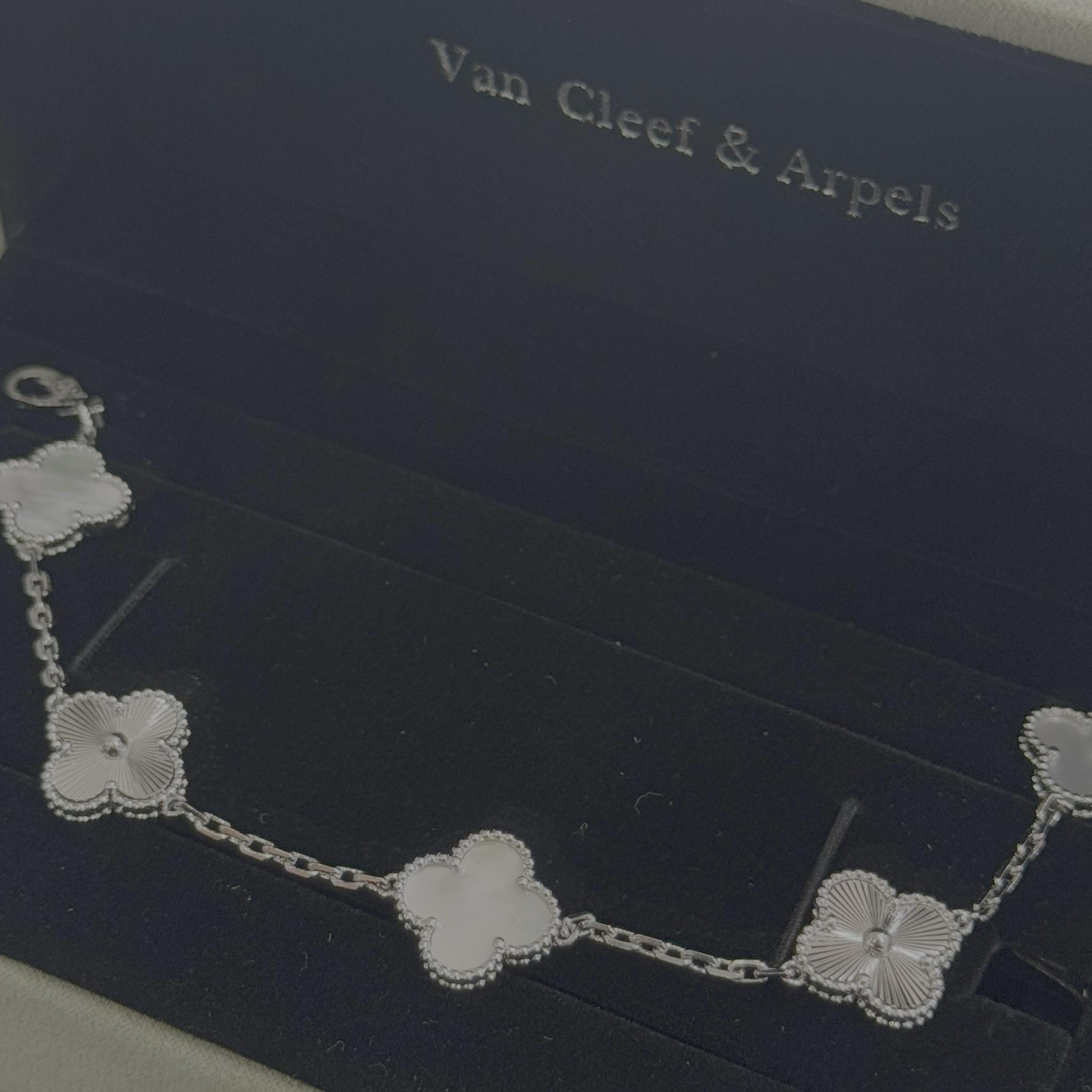 vòng tay titan mạ vàng trắng vancleef to trắng xà cừ mix sọc bạc _thumbnail_3