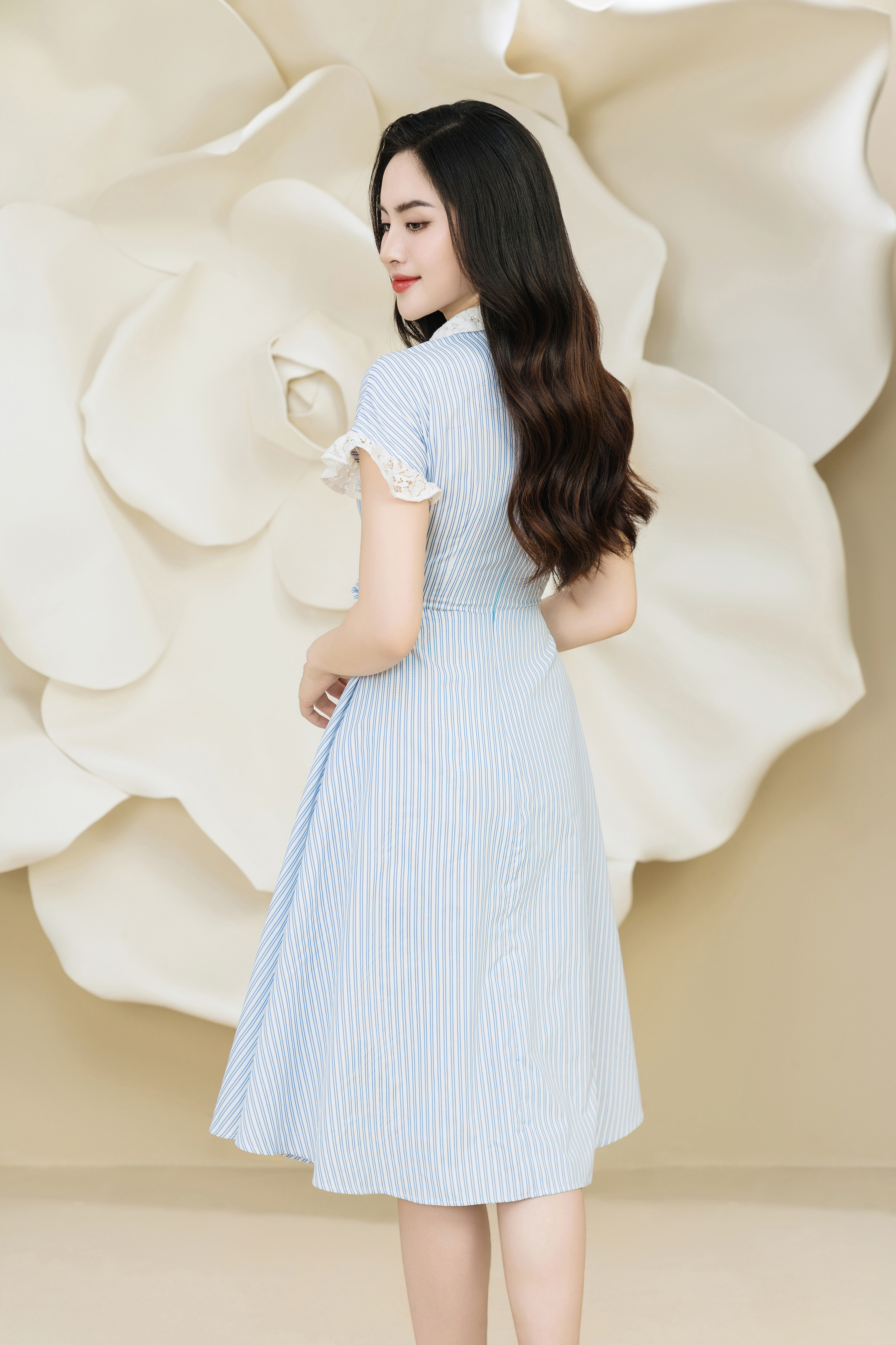 Đầm xoè kẻ xanh cổ ren phối hoa eo_thumbnail_1