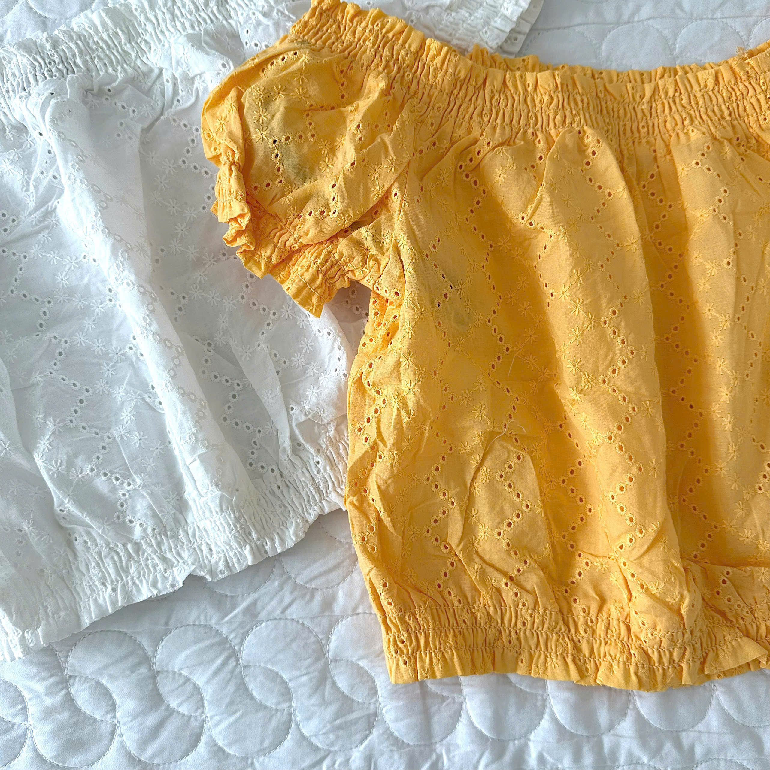 A105 ÁO KIỂU ĐỤC LỔ 2 MÀU_thumbnail_3