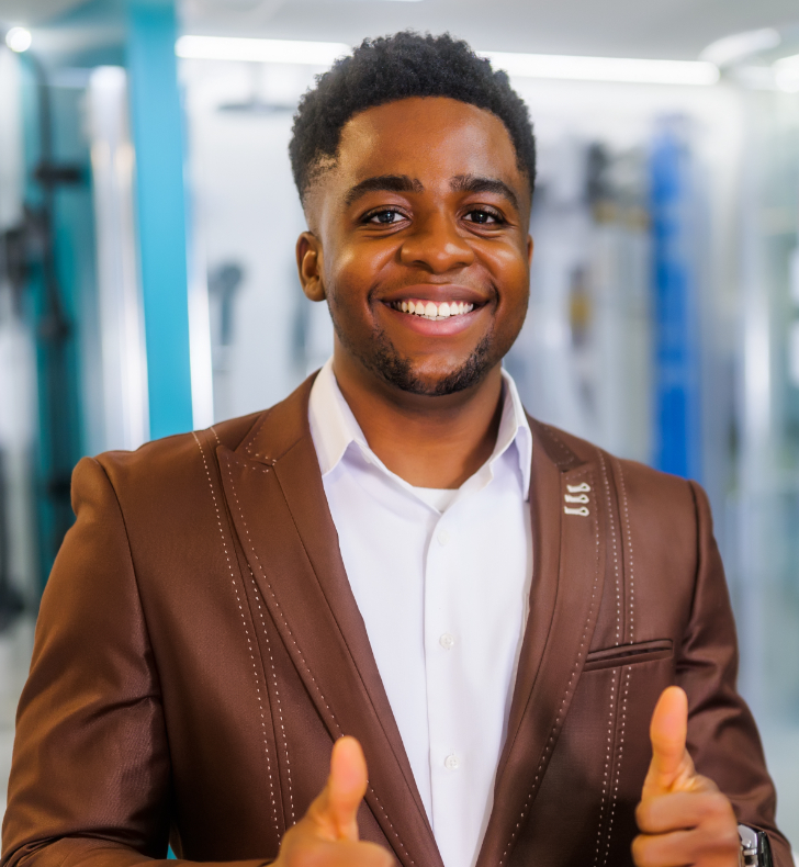 vecteezy_portrait-of-salesperson-in-bathroom-store-happy-man-works_40152841
