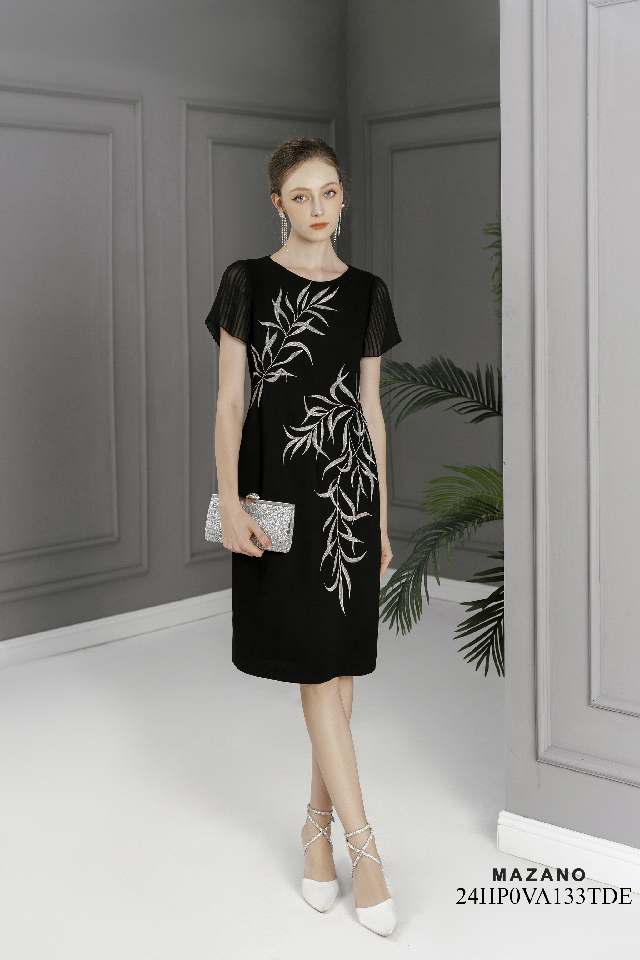 Váy Đầm Suông Vải thô sạn Hoạ tiết hoa lá thêu cách điệu Cổ tròn Tay ngắn Dài qua gối 24HP0VA133TDE