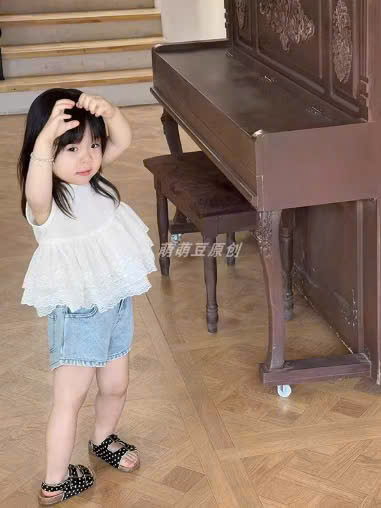 HE67 - Set áo trắng ren + quần jean bé gái