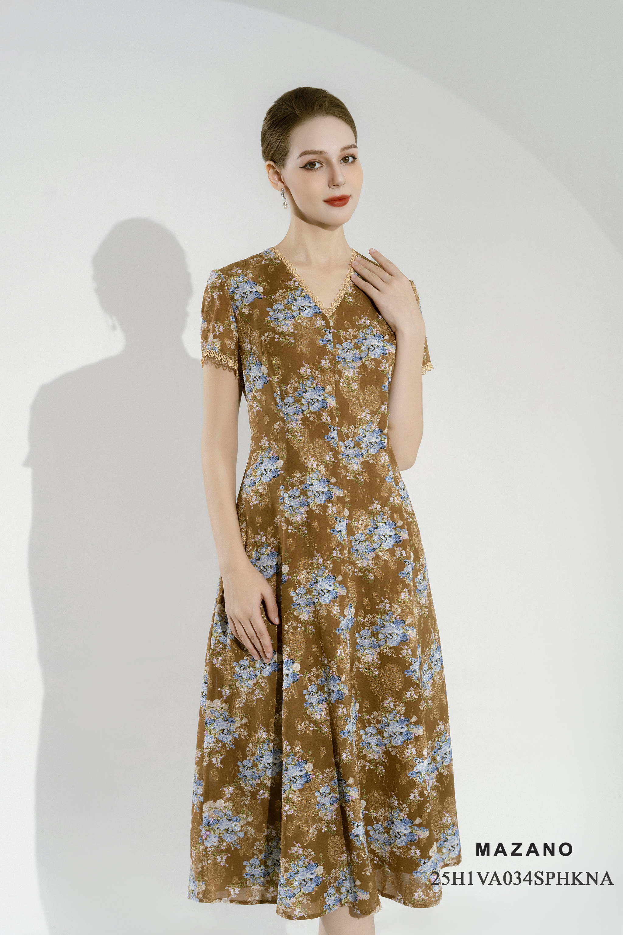 Đầm eo suông nhẹ chân rủ Họa tiết hoa Cổ V Tay ngắn Dài qua bắp_thumbnail_3