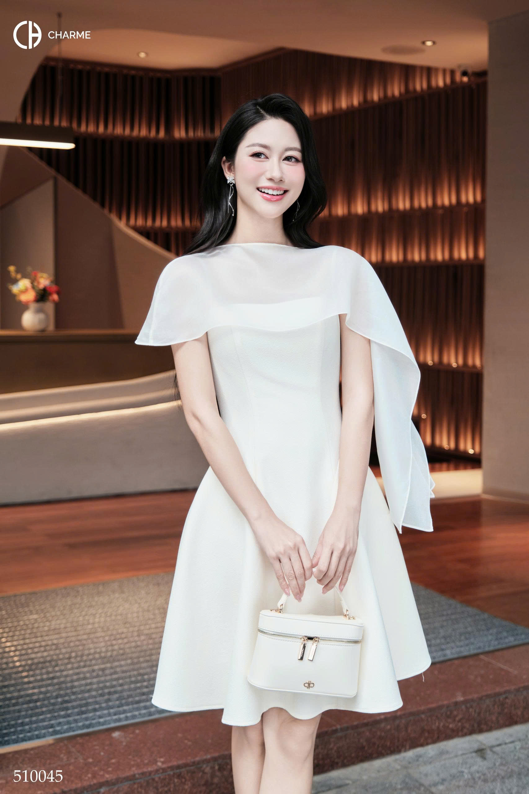 Váy 2 dây dáng ngắn quàng khăn